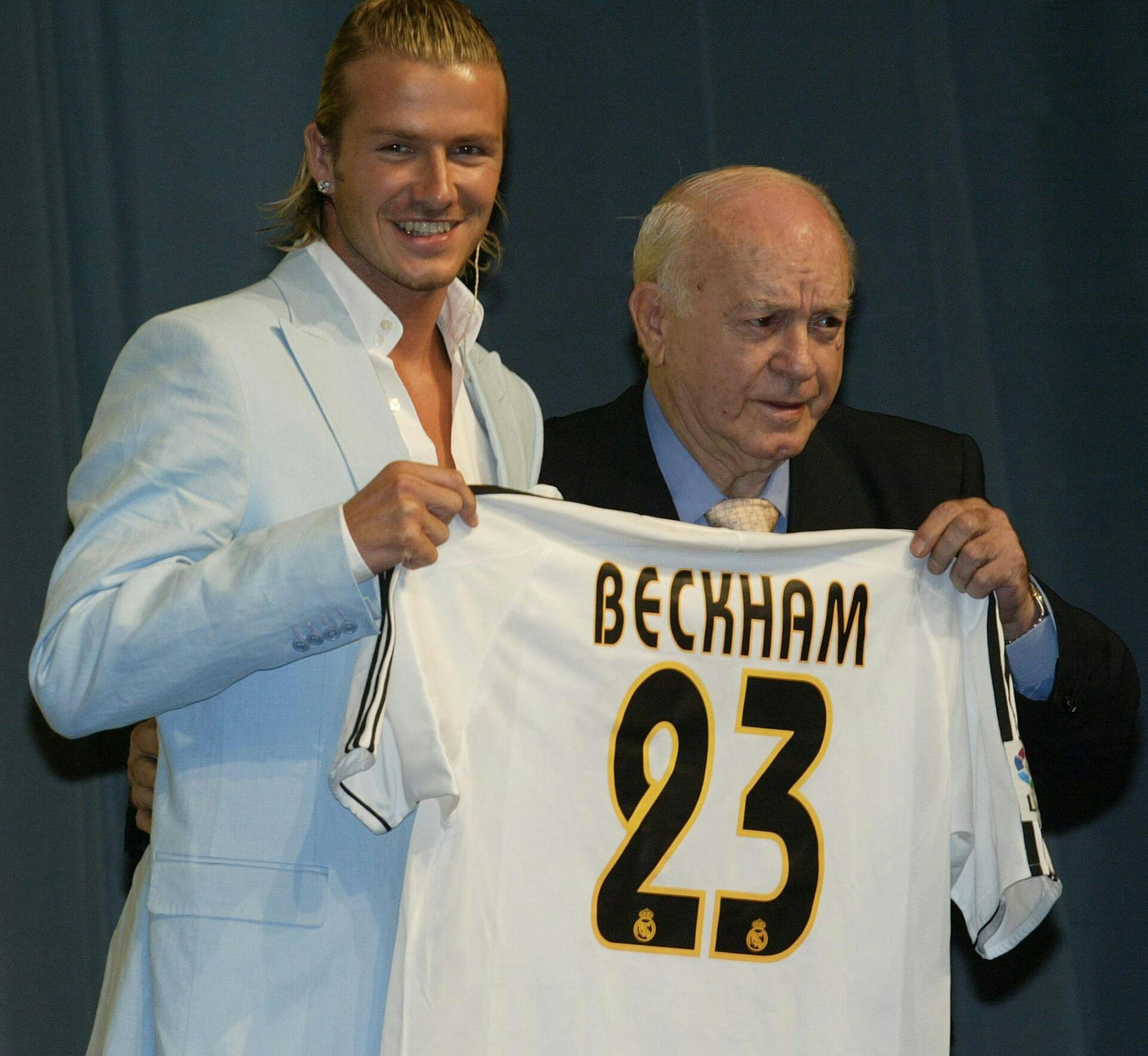 (FILES) In a file picture taken July 2, 2003 Argentinian Alfredo Di Stefano, Real Madrids honorary president, poses with Real Madrids new signing, David Beckham at his official presentation at Sport city, Madrid. Football megastar David Beckham announced on May 16, 2013 that he is to retire after a glittering 20-year playing career in which he became one of the most widely recognised figures in world sport. AFP Photo/Christophe SIMON