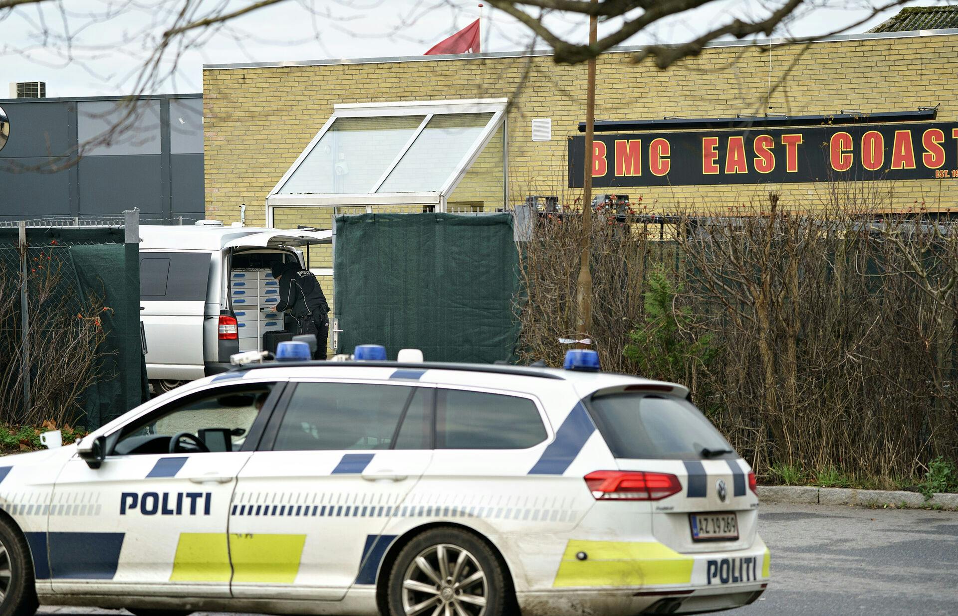 Syv mænd fra bandemiljøet er blevet anholdt og sigtet for at ville begå flere drab i Danmark. Anholdelserne trækker angiveligt tråde til en henlagt konflikt mellem gadebanden NNV og Bandidos.