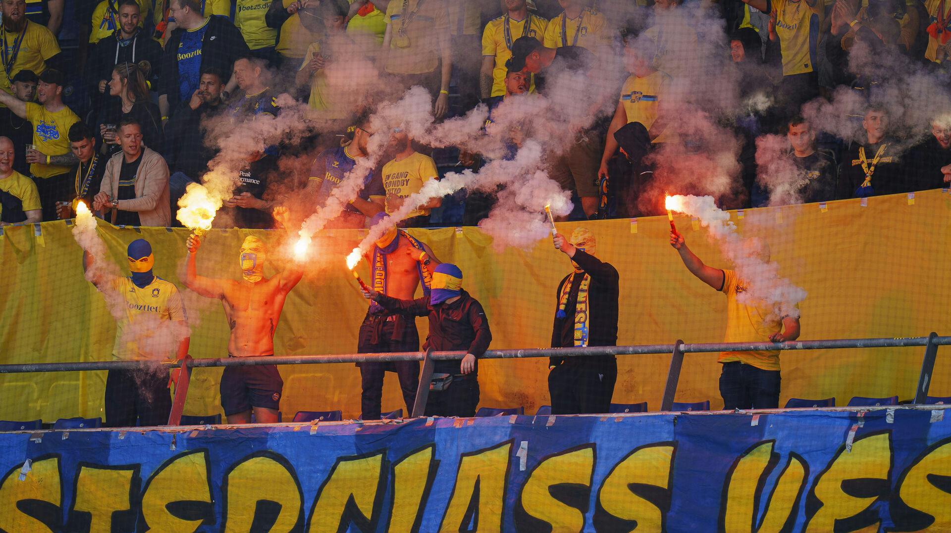 En rotte landede tæt på banen, og der blev fyret masser af romerlys af til derbyet mellem FCK og Brøndby.