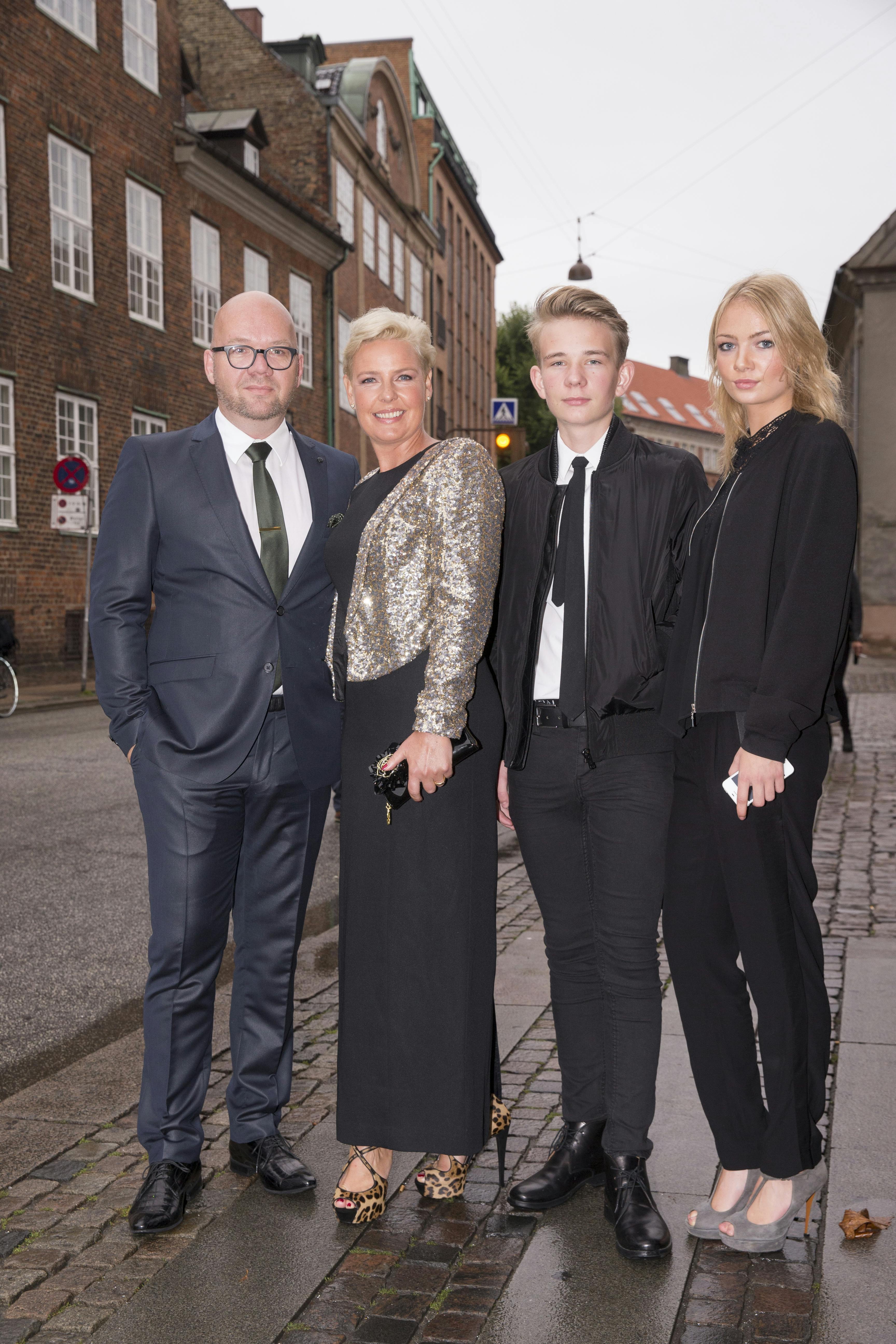 Casper Christensen bliver gift med Isabel Friis-Mikkelsen i Vor Frue Kirke i København.Komiker Lars Hjortshøj med sin hustru Tina Bilsbo og børnene Emma og Oscar.