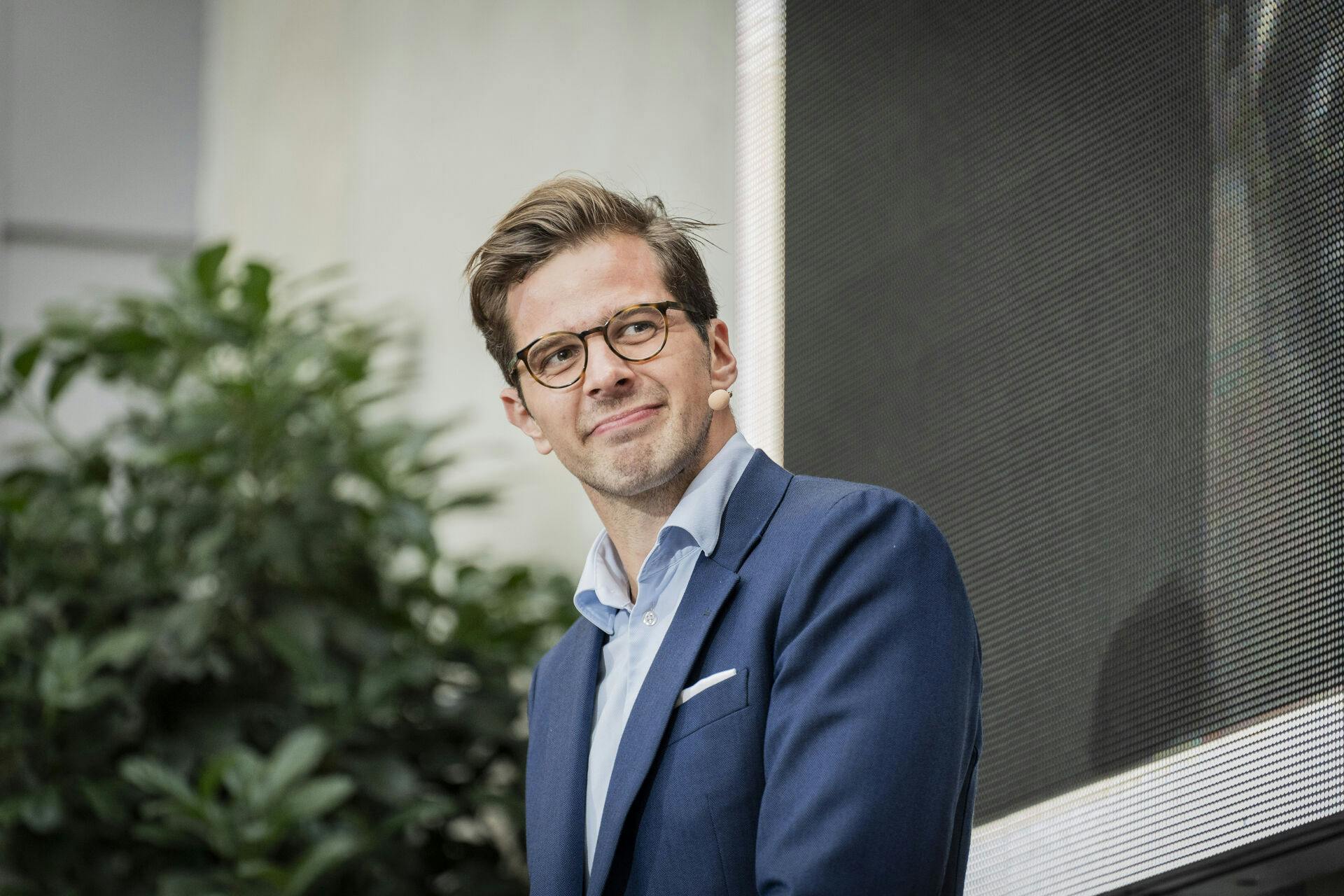 Alex Vanopslagh (LA) under uddelingen af Tingprisen 2023 til et arrangement hos Altinget i København onsdag den 4. oktober 2023. Tingprisen gives til en dansk politiker, der er særligt dygtig til at kommunikere sin politik.. (Foto: Emil Nicolai Helms/Ritzau Scanpix)