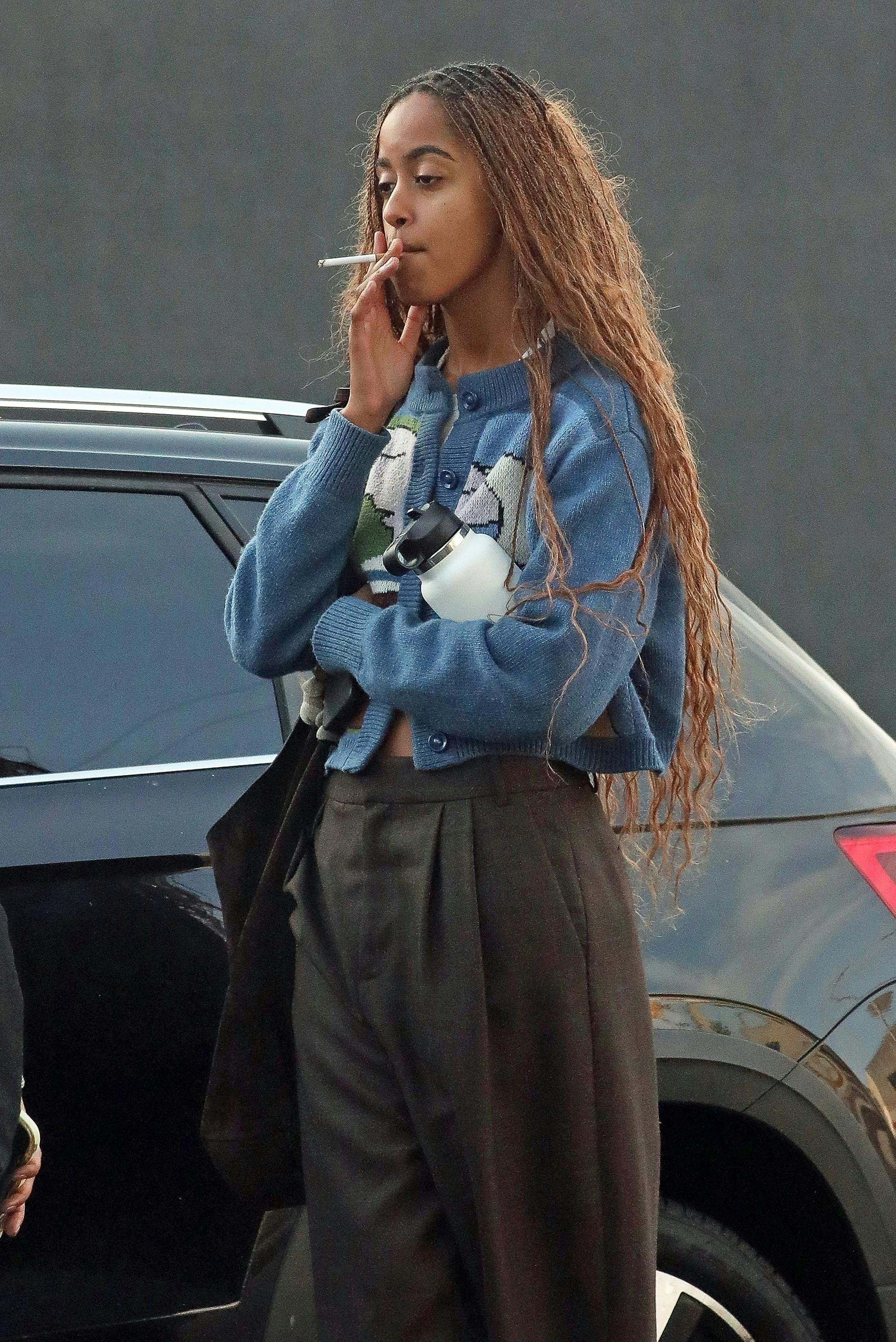 Obamadatteren, Malia, nyder lige en osepind på parkeringspladsen