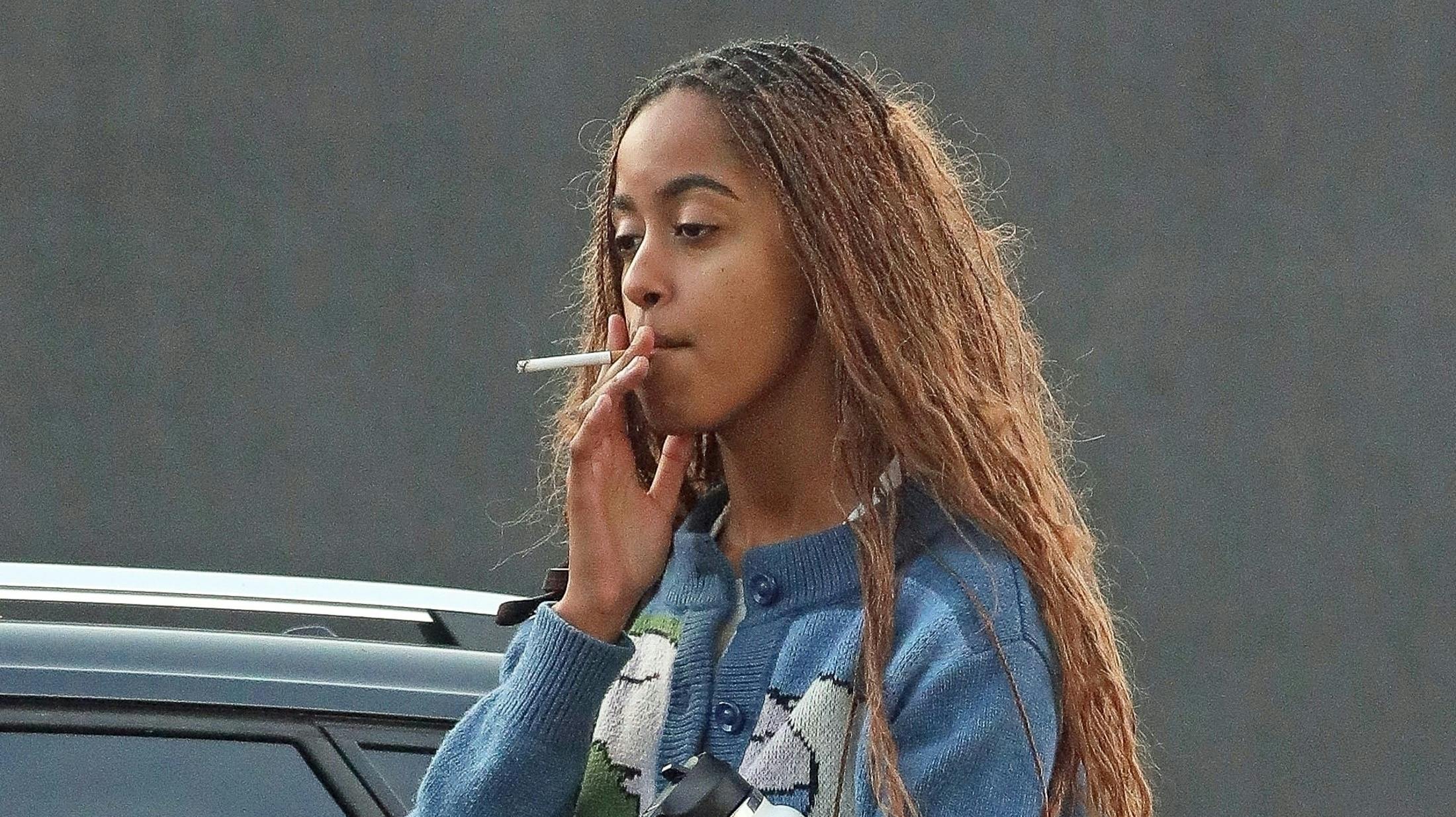 Selvom det var Malia, der i sin tid hjalp sin far af med nikotinvanen, så er det nu hende, der gerne nyder en cigaret i ny og næ&nbsp;