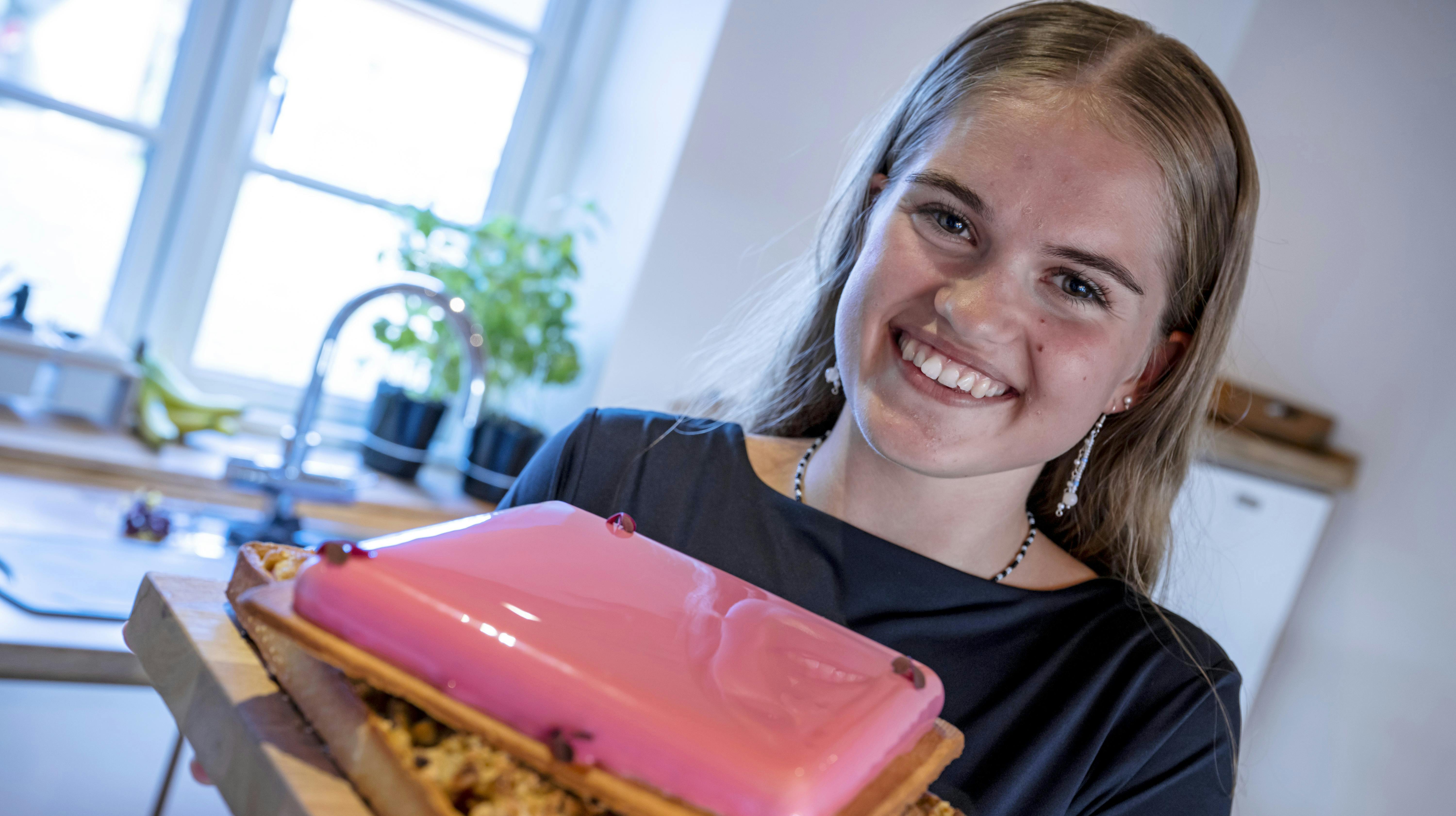 Den 16-årige "Den store bagedyst"-deltager Karoline Kildahl er ekspert i glaze.