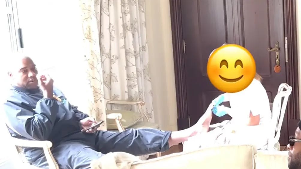 Her ses Kanye West under sin neglebehandling, lige inden han bliver rasende på den arme kvinde.