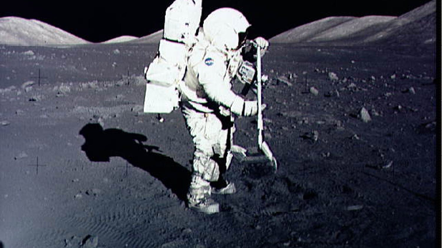 Sådan så det ud, da astronaut Harrison Schmitt gik på jagt efter sten på månens overflade tilbage i 1972.
