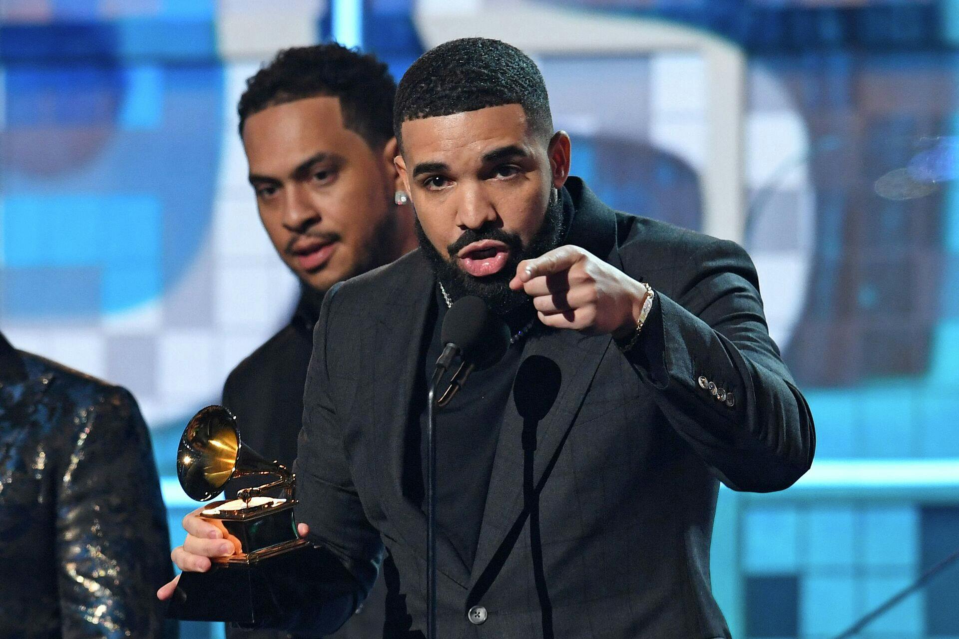 Drake har meddelt, at han planlægger at tage mindst et års pause fra musikken.