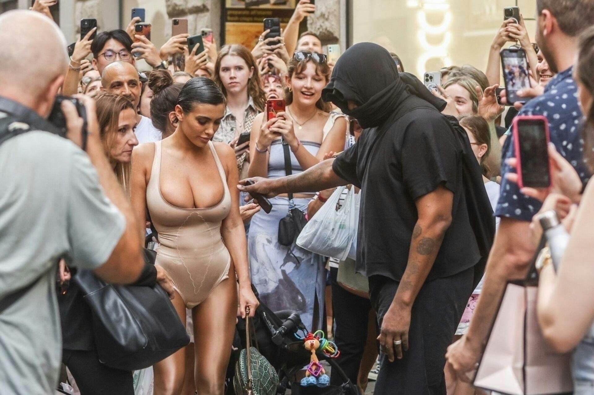 Kanye West og Bianca Censori har senest provokeret med vilde outfits i Italien.