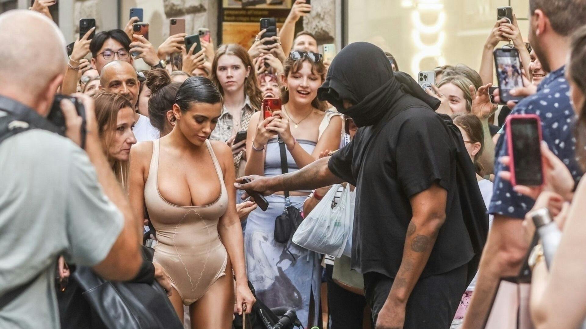Kanye West og Bianca Censori har senest provokeret med vilde outfits i Italien.