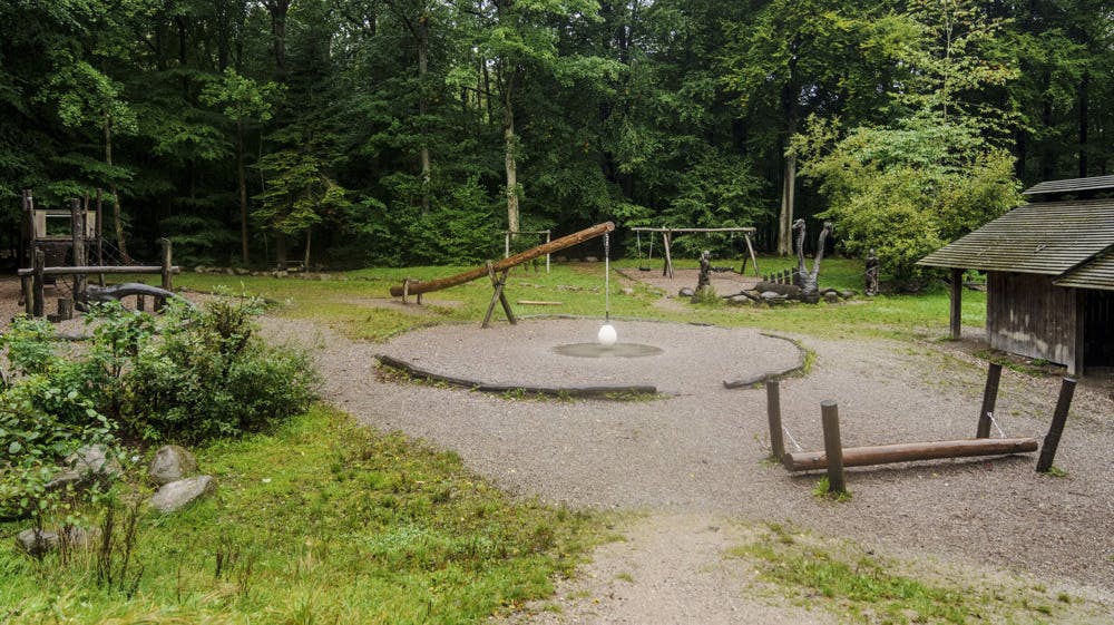 Collstropgrunden spreder sig over seks hektar. Arsenforureningen på grunden ligger tættere på 105 tons arsen end de 35 tons, som tidligere var vurderingen. Det skriver Region Hovedstaden i en pressemeddelelse.