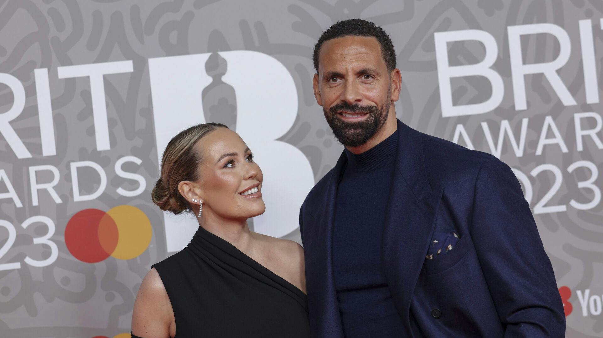 Parret poserede sammen på den røde løber ved Brit Awards i februar, hvor Kate var gravid.