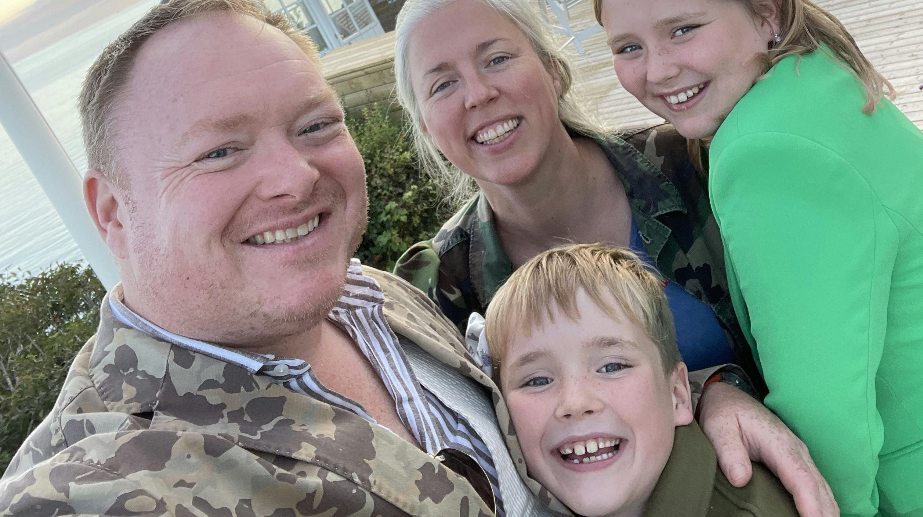 Therese Raabo Fischer sammen med sin mand, Tommy, og parrets to børn, Molly og Charlie, på ni og 11 år. Tommy døde pludseligt og uventet 8. juni 2023. 