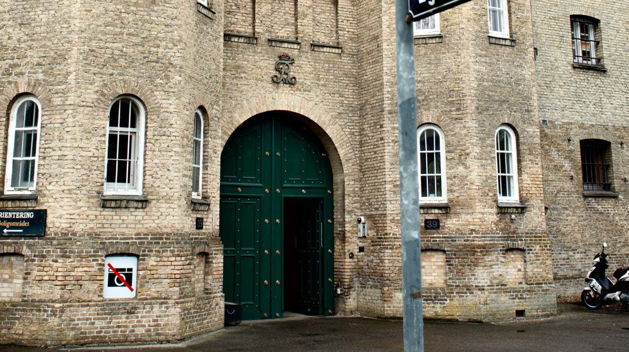Det gamle Vridsløselille Fængsel står snart til at skulle blive revet ned. Men inden har det lagt kulisse til den storhittende DR-serie "Huset". Kom med bag kulisserne i det over 100 år gamle fængsel.