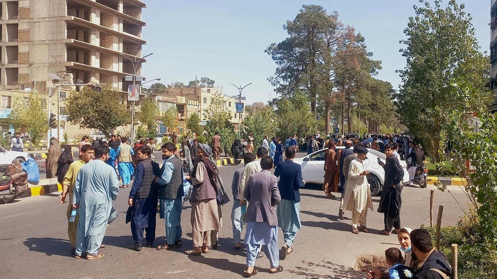 Mænd stimler lørdag sammen på gaden i den afghanske by Herat, efter området er blevet ramt af et kraftigt jordskælv.&nbsp;