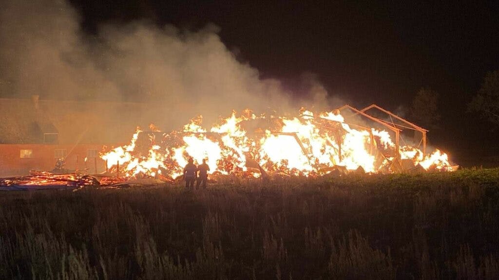 Brandvæsenet arbejder stadig med at få kontrol over flammerne.