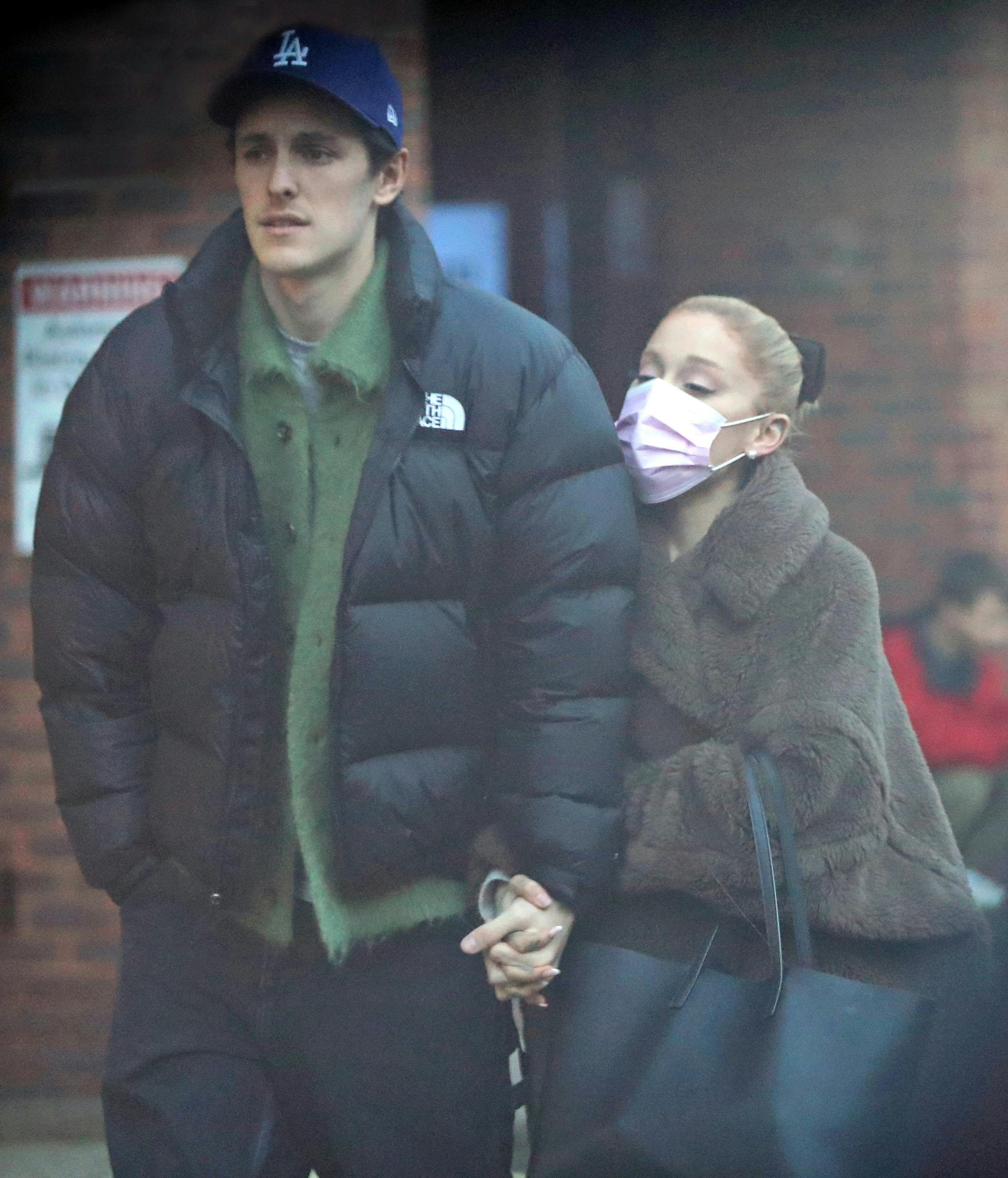 Ariana Grande og Dalton Gomez fandt sammen tilbage i 2020. De blev gift i 2021.