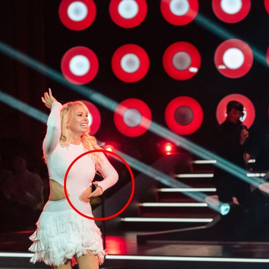 Jenna Bagge var kommet til skade i prøvelokalerne, og derfor dansede hun fredag aften med en skinne på hånden. Den skjulte hun dog godt.