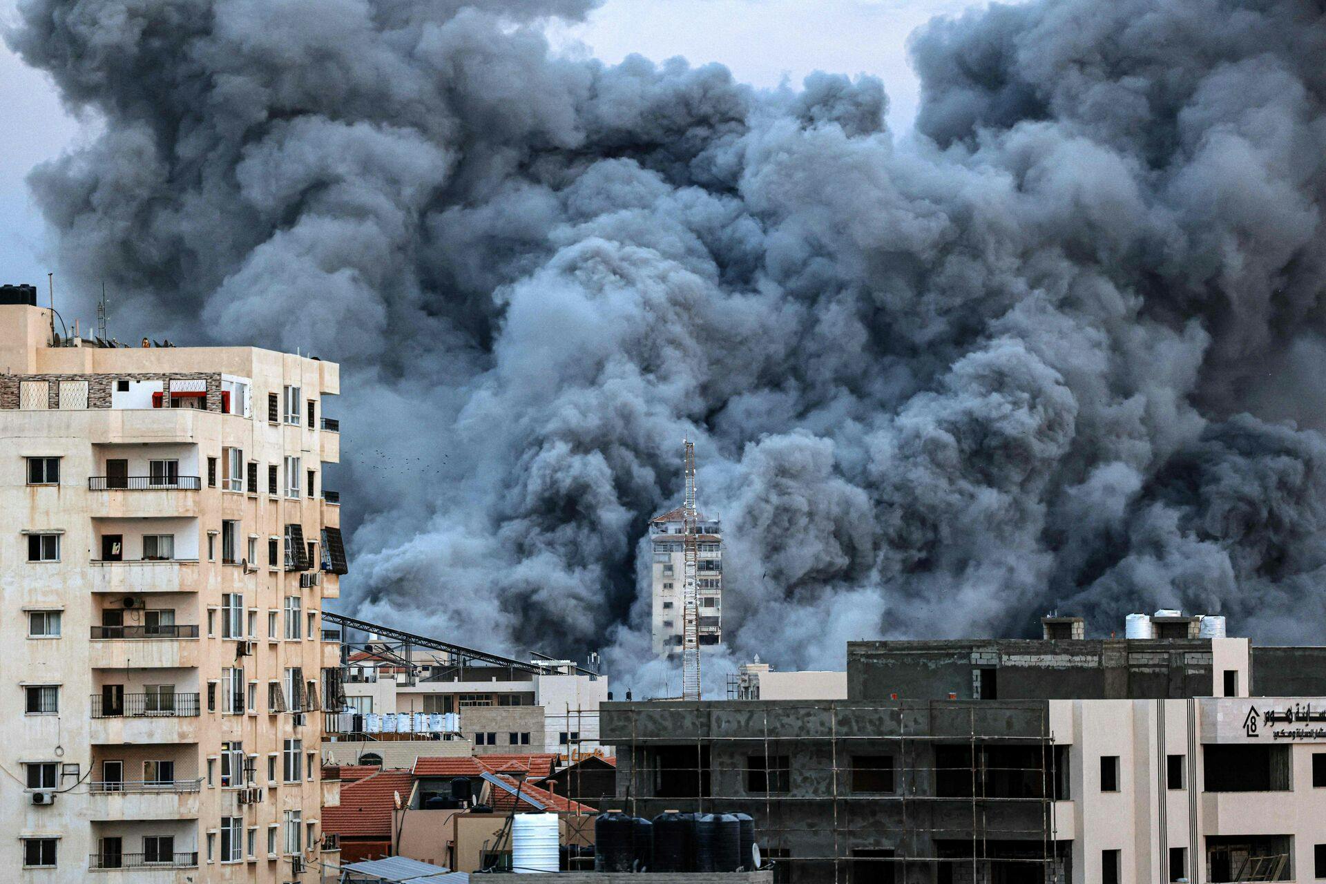 En røgsøjle stiger op over bygningerne i Gaza By den 7. oktober 2023 under et israelsk luftangreb. Mindst 70 personer blev rapporteret dræbt i Israel, mens Gazas myndigheder meddelte et dødstal på 198 i den blodigste eskalering i den bredere konflikt siden maj 2021 med hundredvis mere såret på begge sider. 