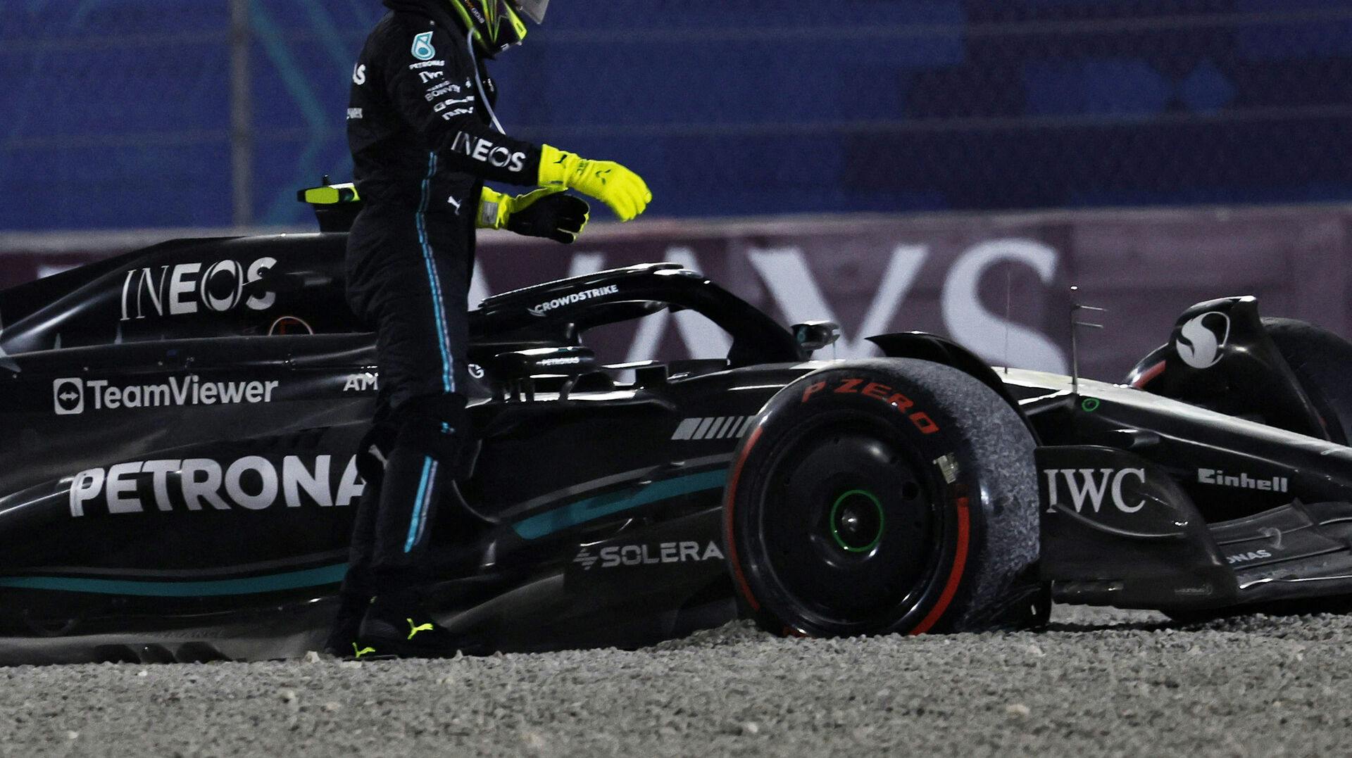 Lewis Hamilton udgik af løbet kort efter startskuddet. 