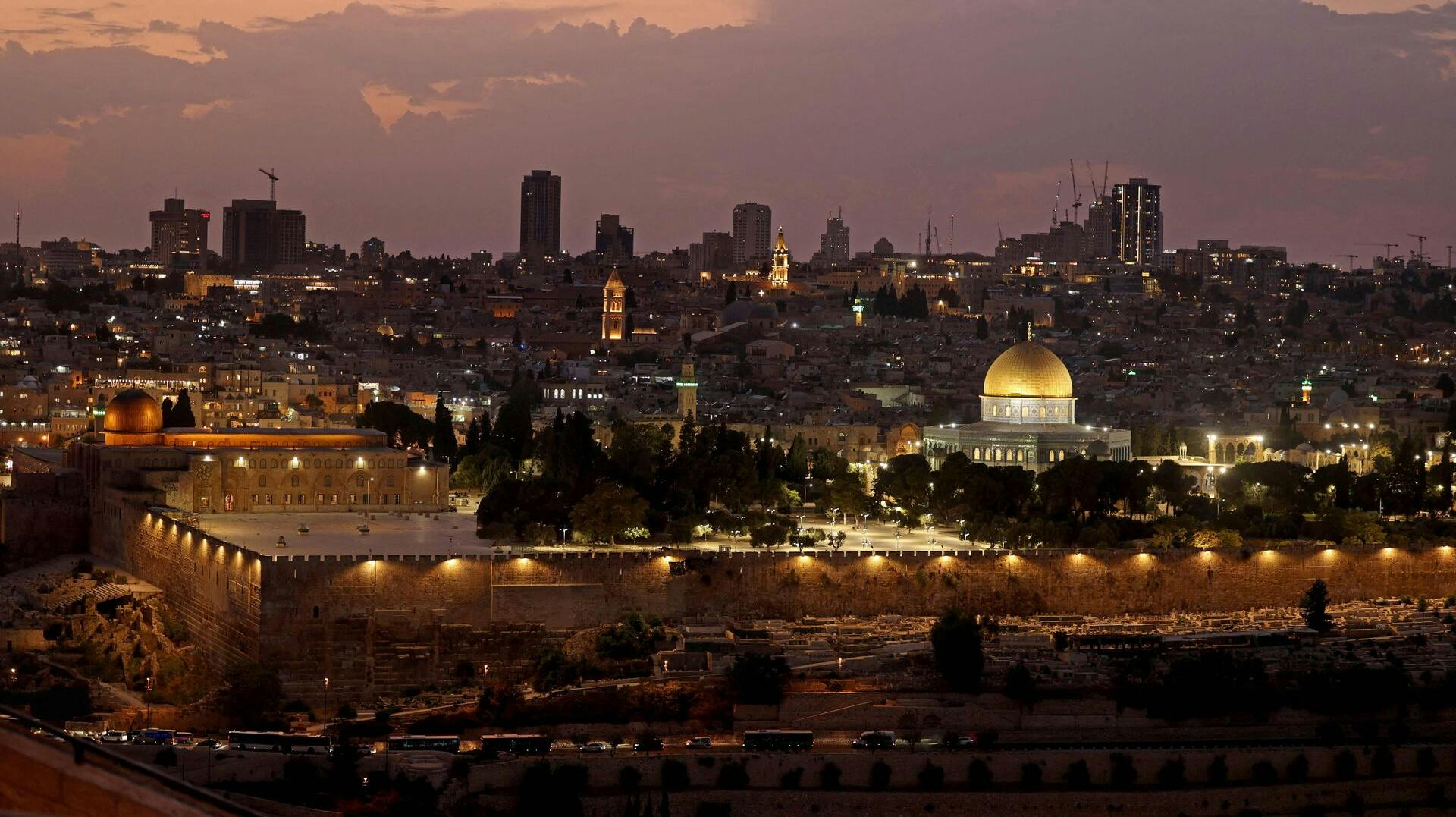 Hvis alt går efter planen, bliver en dansk skoleklasse tirsdag fløjet hjem fra stadig rolige Jerusalem.