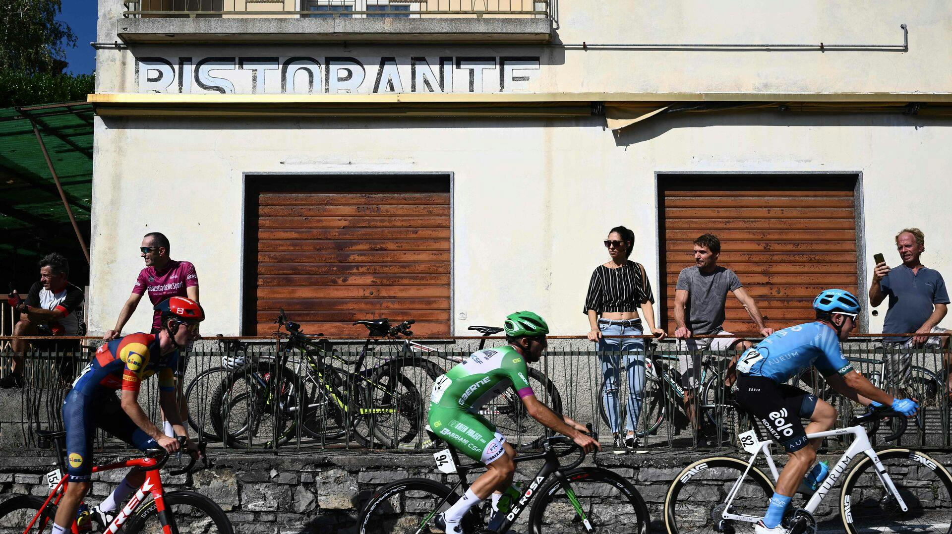 Asbjørn Hellemose (tv.) var en del af det tidlige udbrud i årets sidste monument, Il Lombardia.