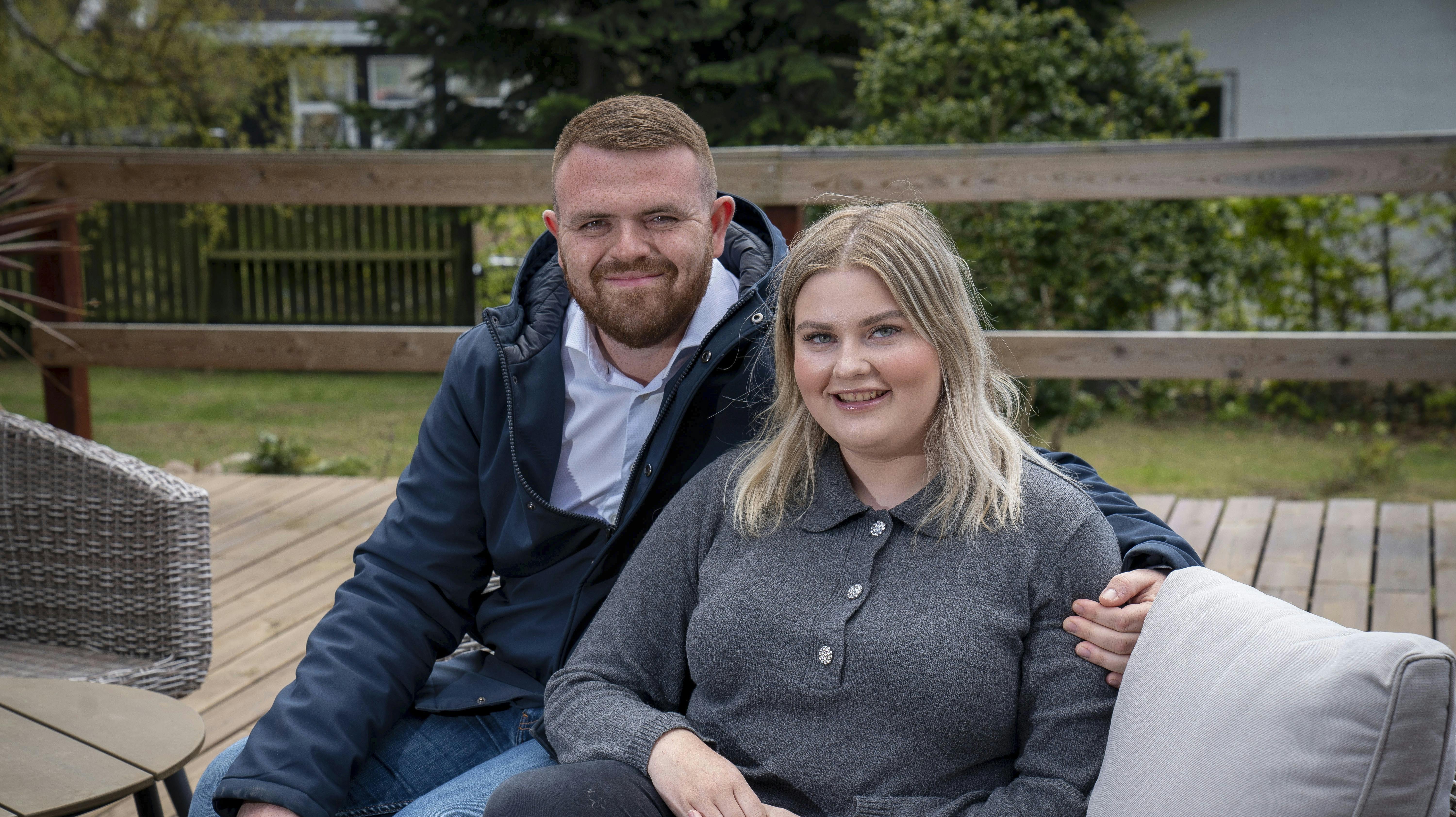 Martin Lundgaard og Anne Sofie bor sammen i Kalundborg. De venter deres første barn, som kommer til verden til marts. 