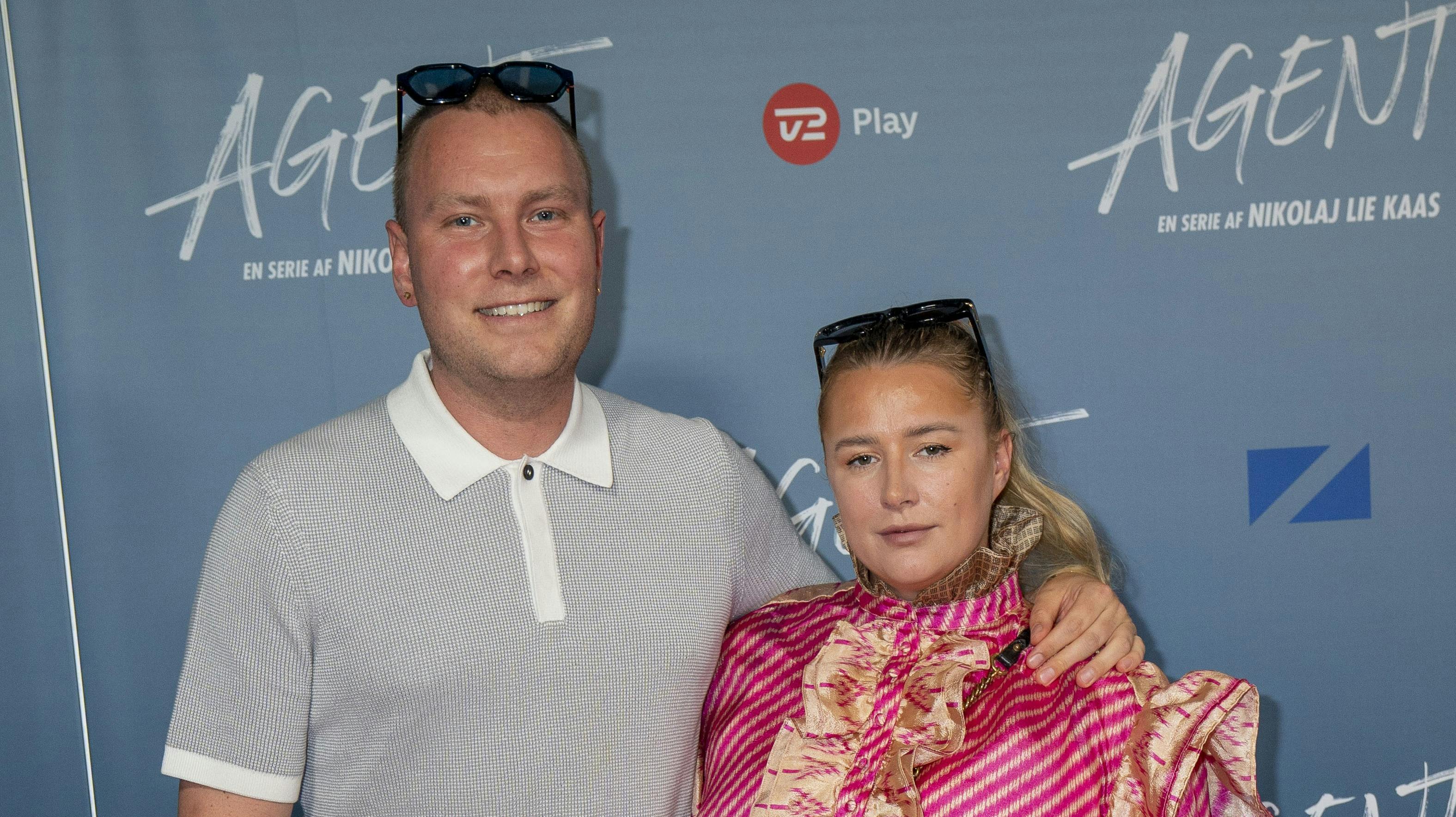 Pelle Peter og Maria Jencel blev gift i 2019. Sammen har de børnene Penelope og Bobby.