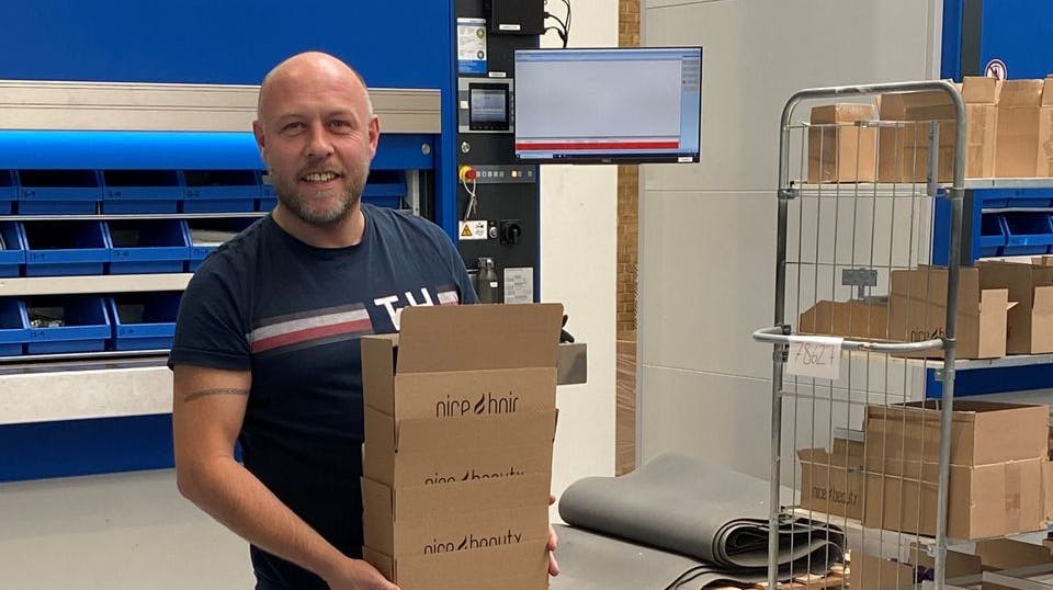 Tonny Nielsen Bruun stiftede Nicehair.dk for 15 år siden. I 2022 solgte han sin sidste andel af forretningen fra og har ikke været en del af virksomheden siden. Nu skal fremtiden i stedet bruges på at få Minifabrikken tilbage på fode, efter at virkso