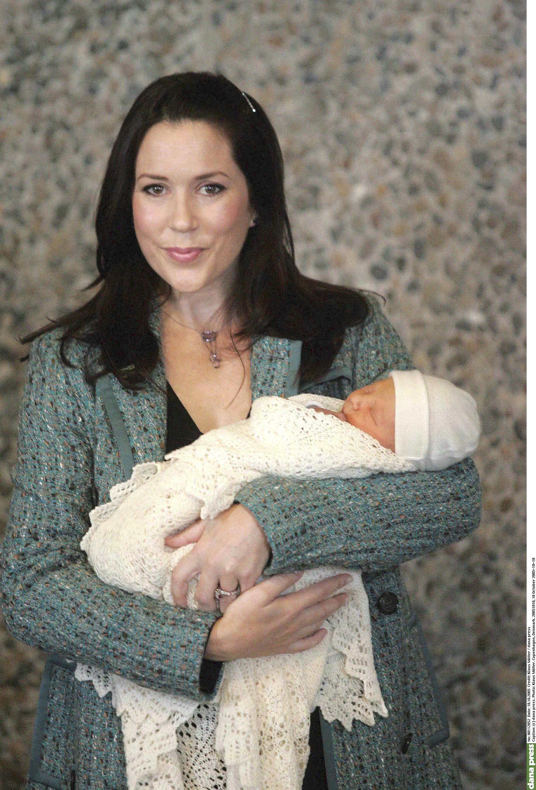 Mary viste stolt sin nyfødte søn frem tilbage i 2005.