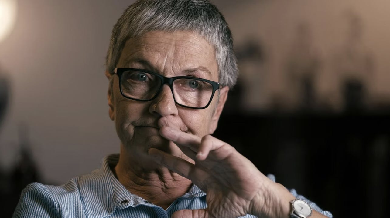 Henriettes mor, Hanne, har fra start været overbevist, om at hendes datter ikke begik selvmord. Lige siden har hun kæmpet for sin sag.