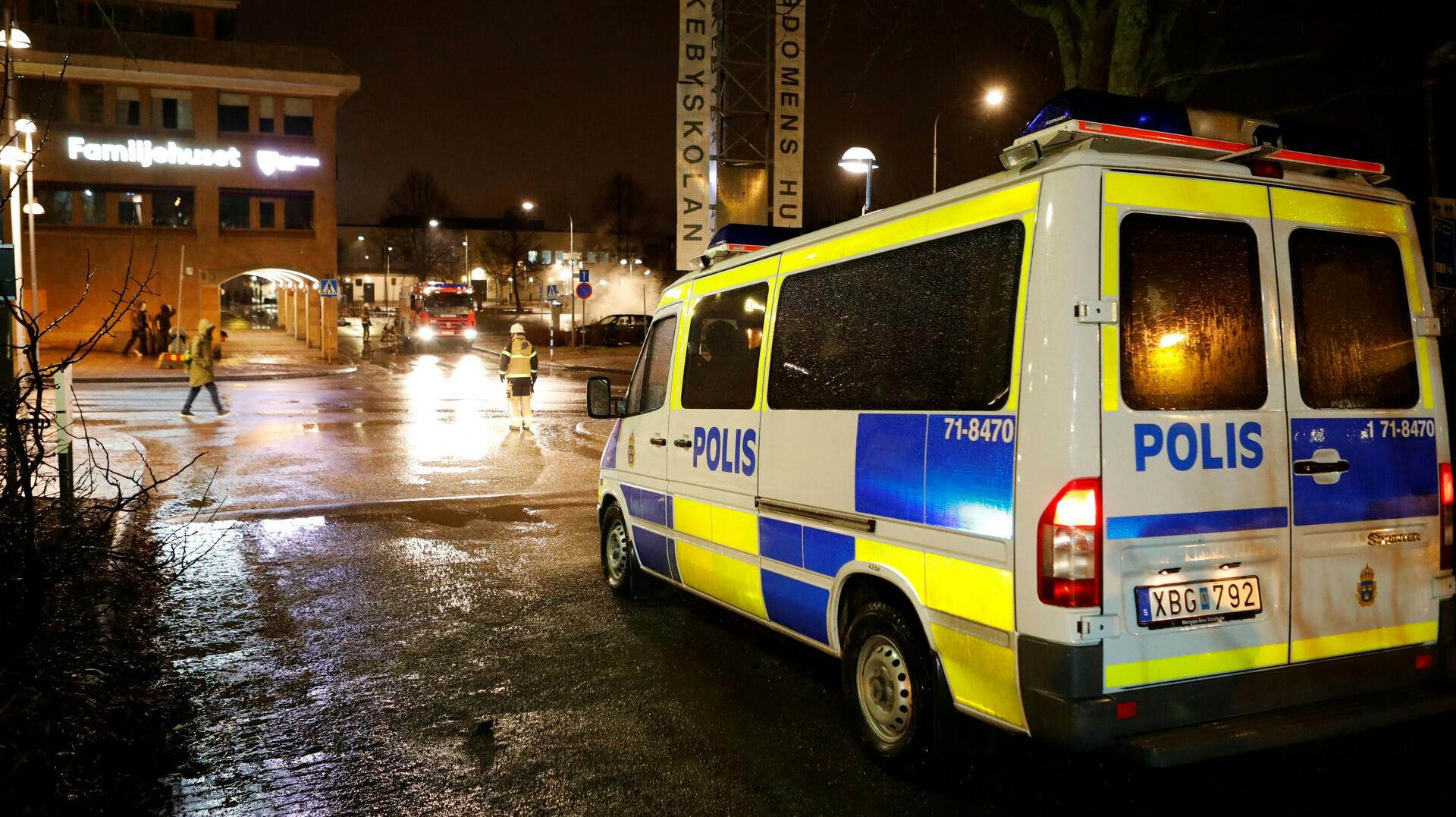 Svensk politi har siden sommer efterforsket en grufuld sag, hvor en 34-årig kvinde angiveligt har knivstukket en kun 10-årig pige og udsat flere andre børn for grov mishandling.