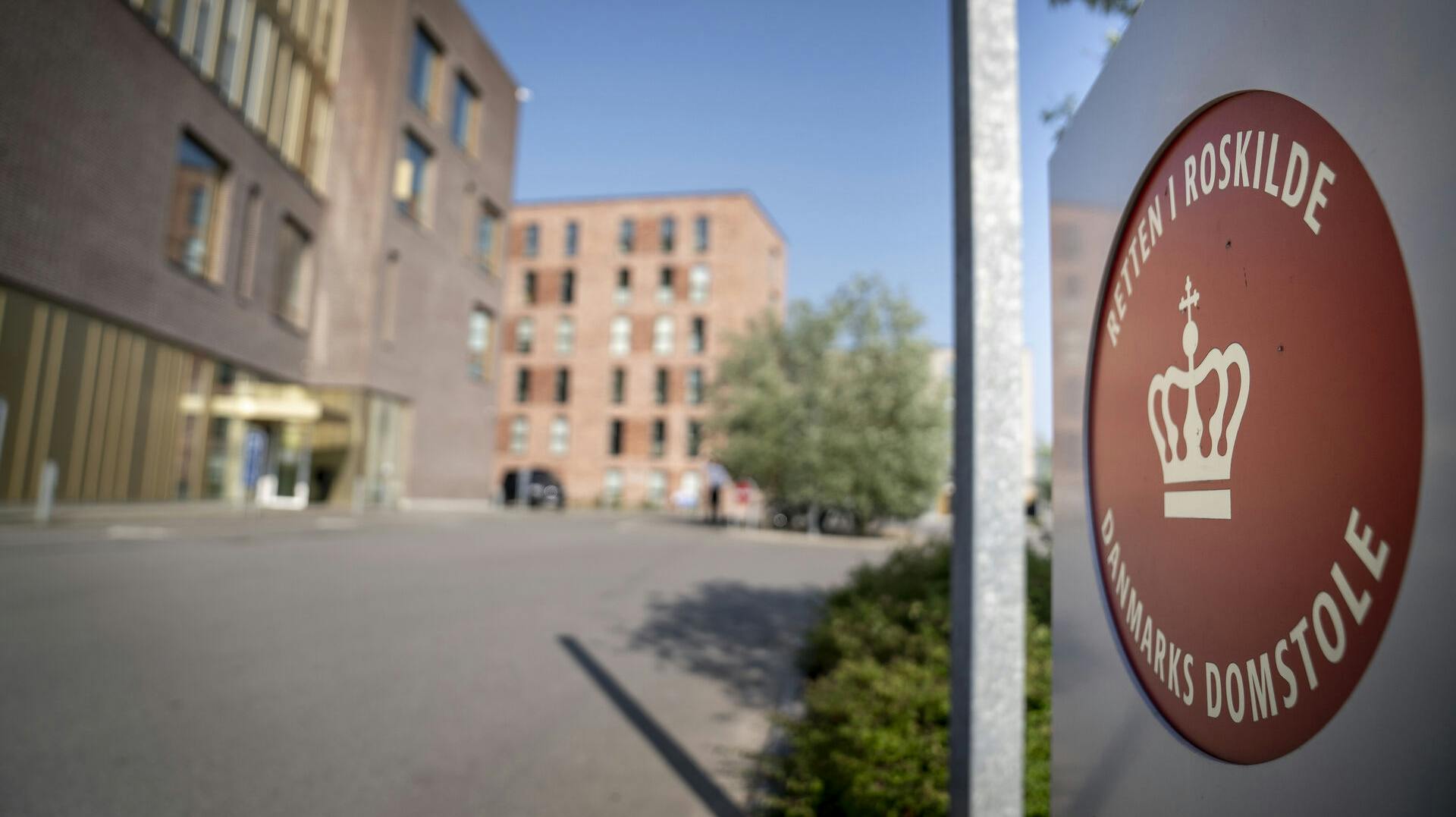 En 21-årig mand er tiltalt for at have beluret og rørt ved små børns fødder mens de sov. Selv nægter han anklagerne pure.