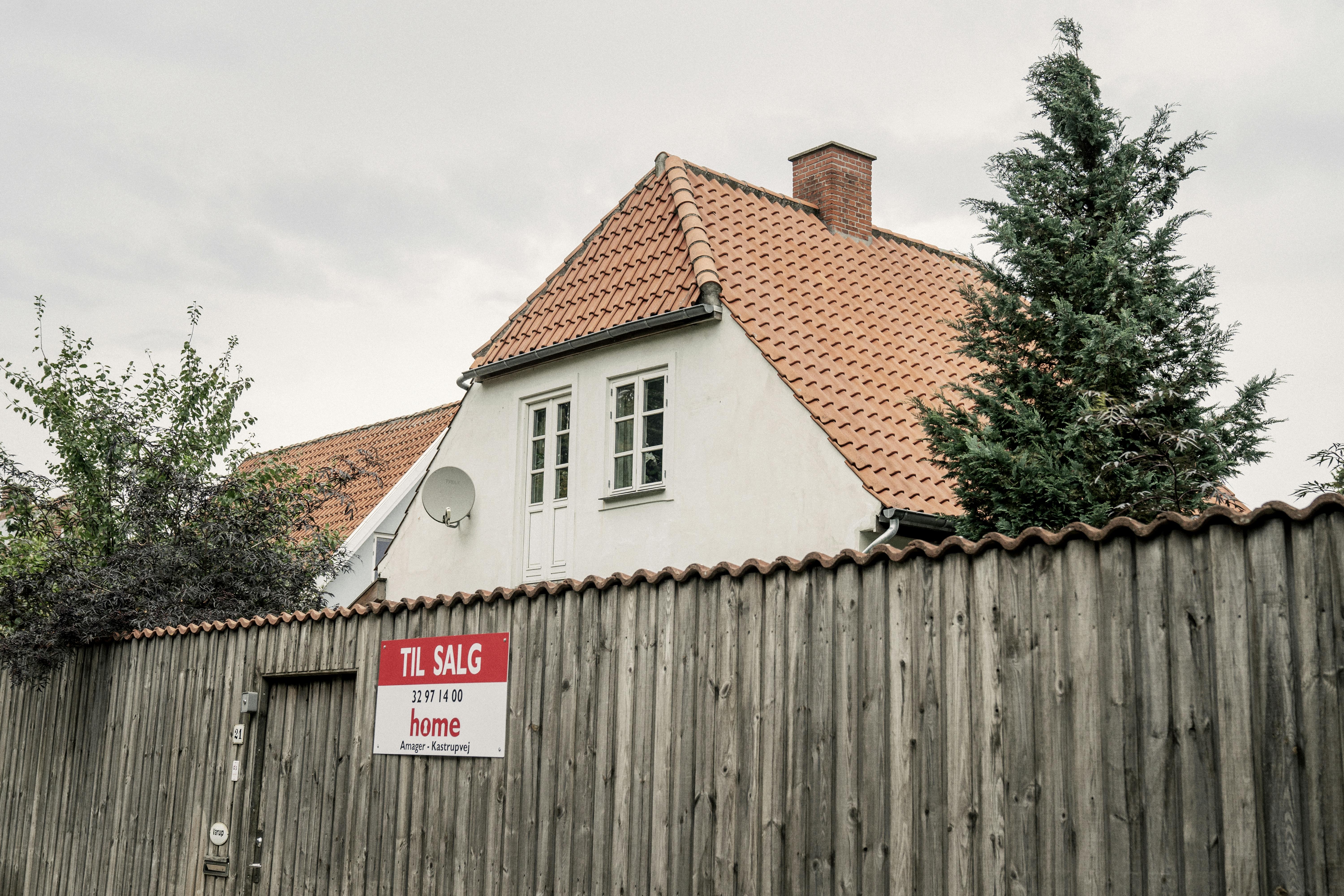 Antallet af boliger, der er til salg, rykker sig ikke rigtigt ud af stedet lige nu.