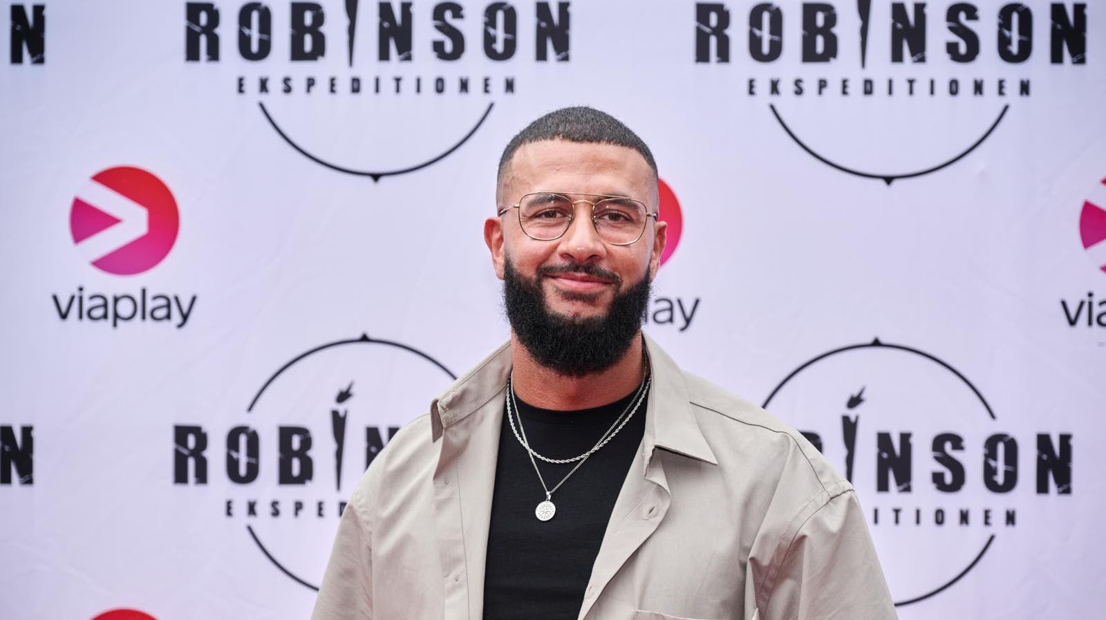 Anas Asfour måtte forlade "Robinson Ekspeditionen" på grund af voldsomme smerter i øret. 