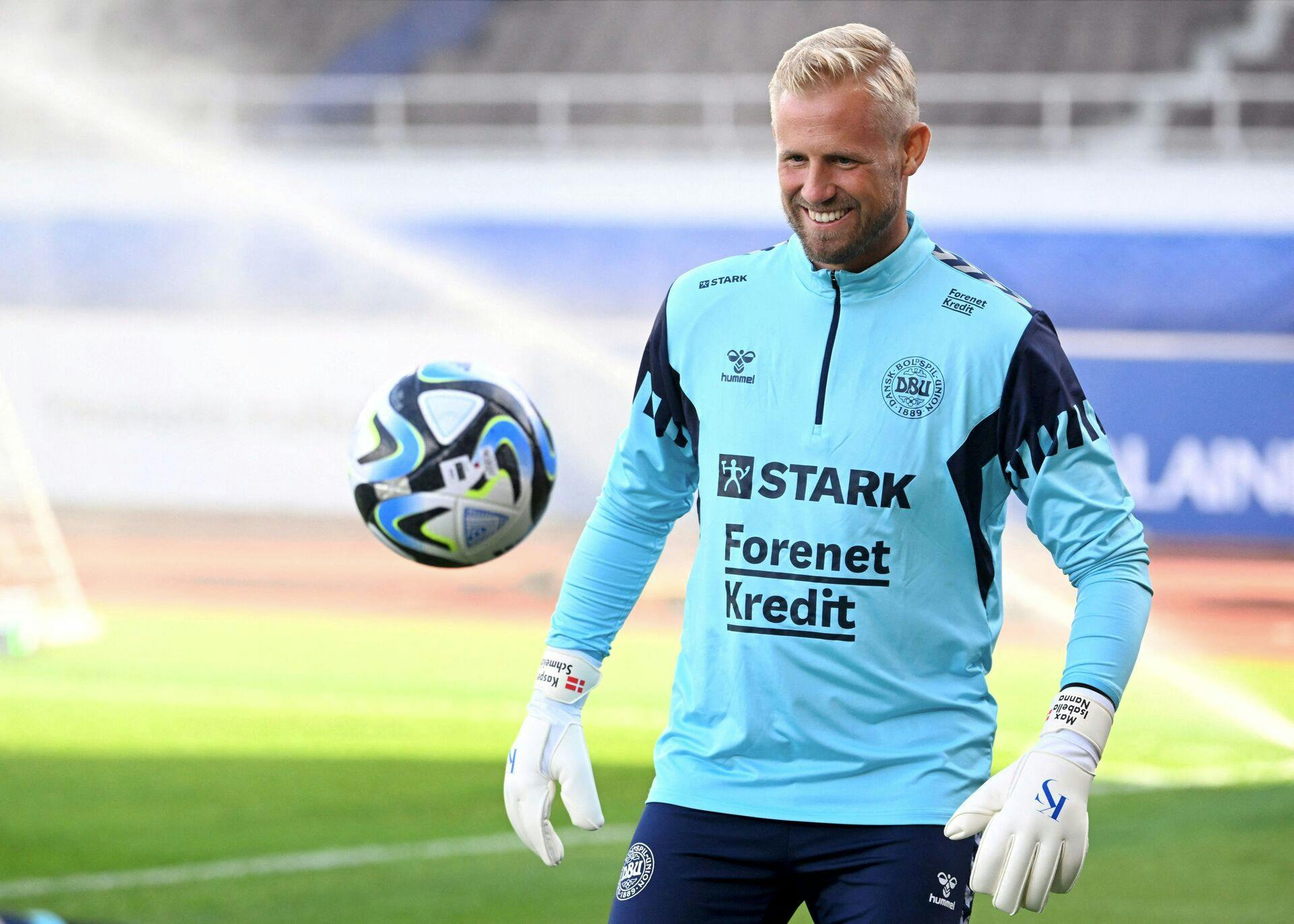 Schmeichel gør hvad han kan for at holde konkurrenterne stangen - både på fodboldbanen og fodtennisbanen.&nbsp;