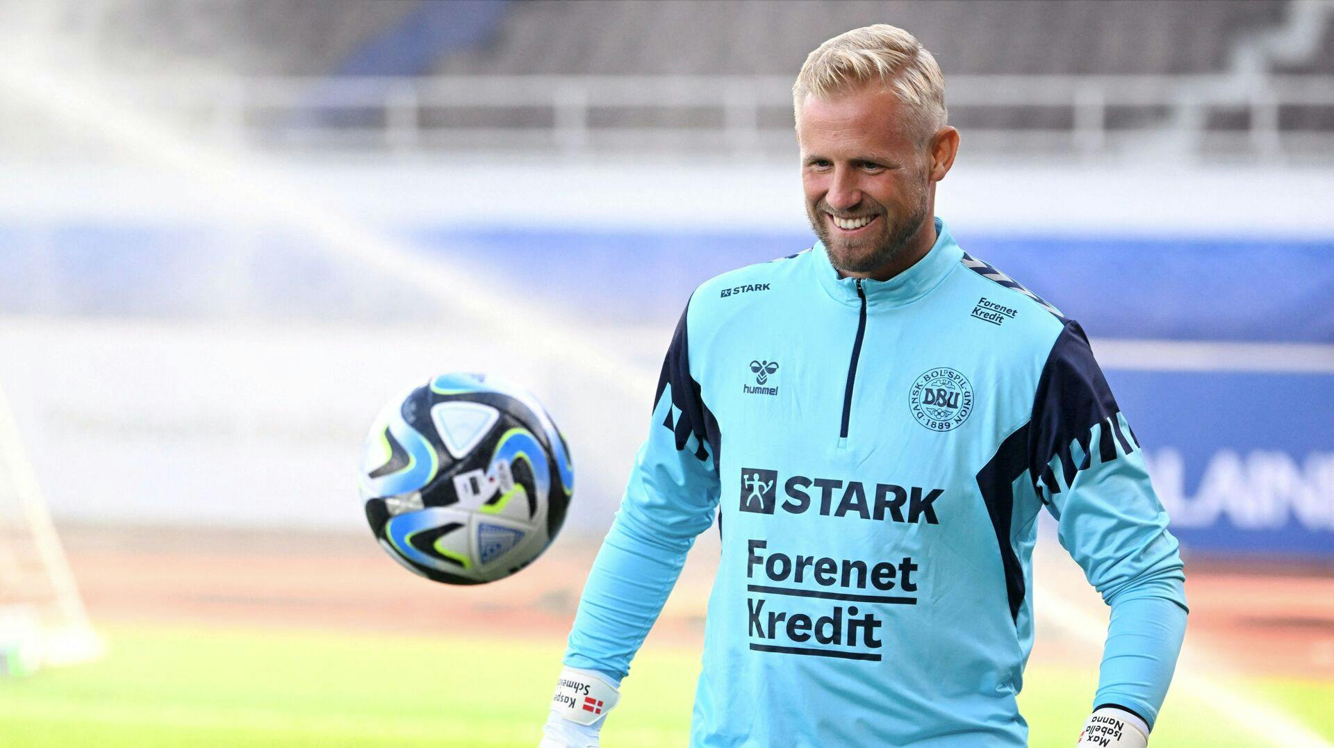 Schmeichel gør hvad han kan for at holde konkurrenterne stangen - både på fodboldbanen og fodtennisbanen. 