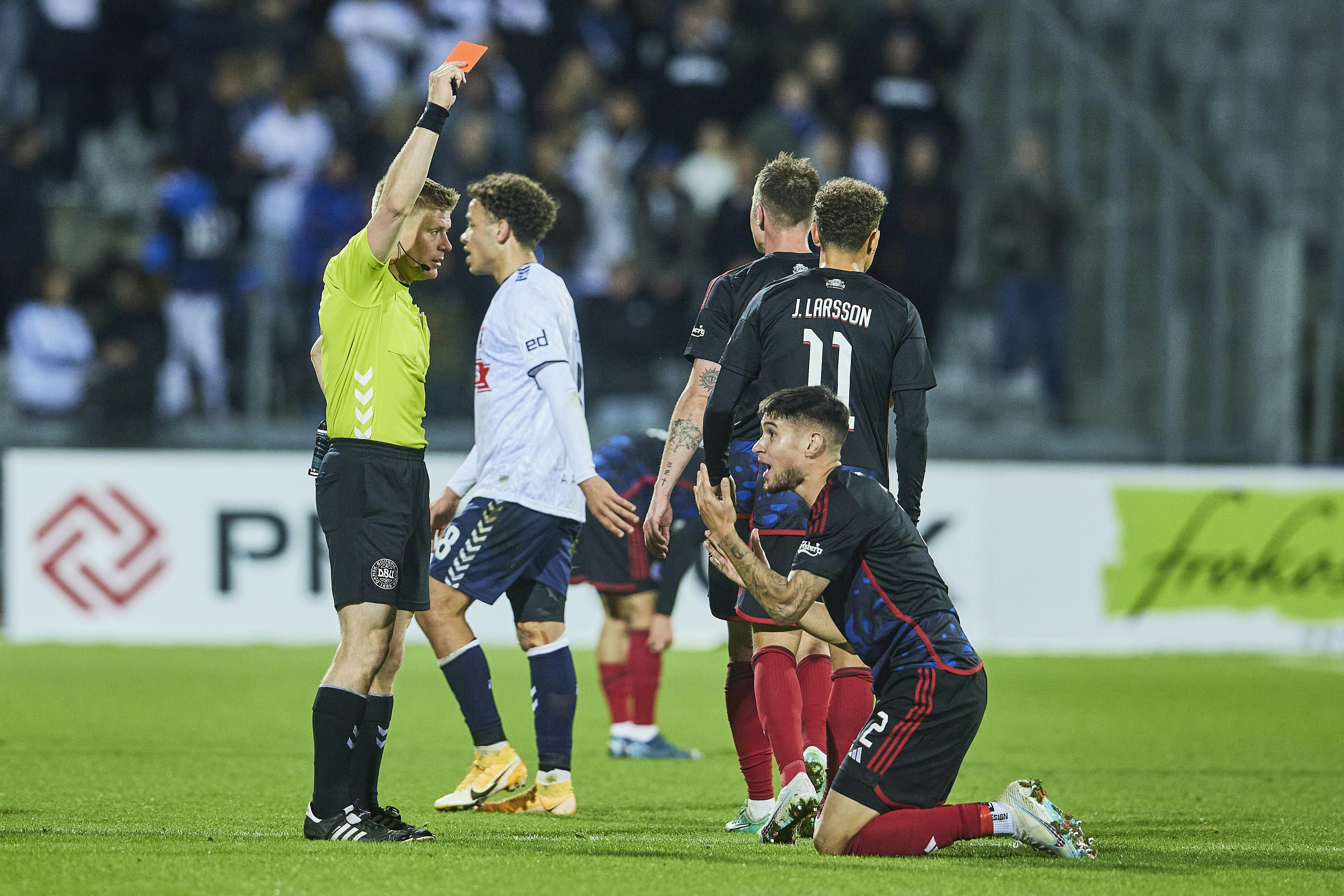 Her får Kevin Diks rødt kort under superligakampen mod AGF. 