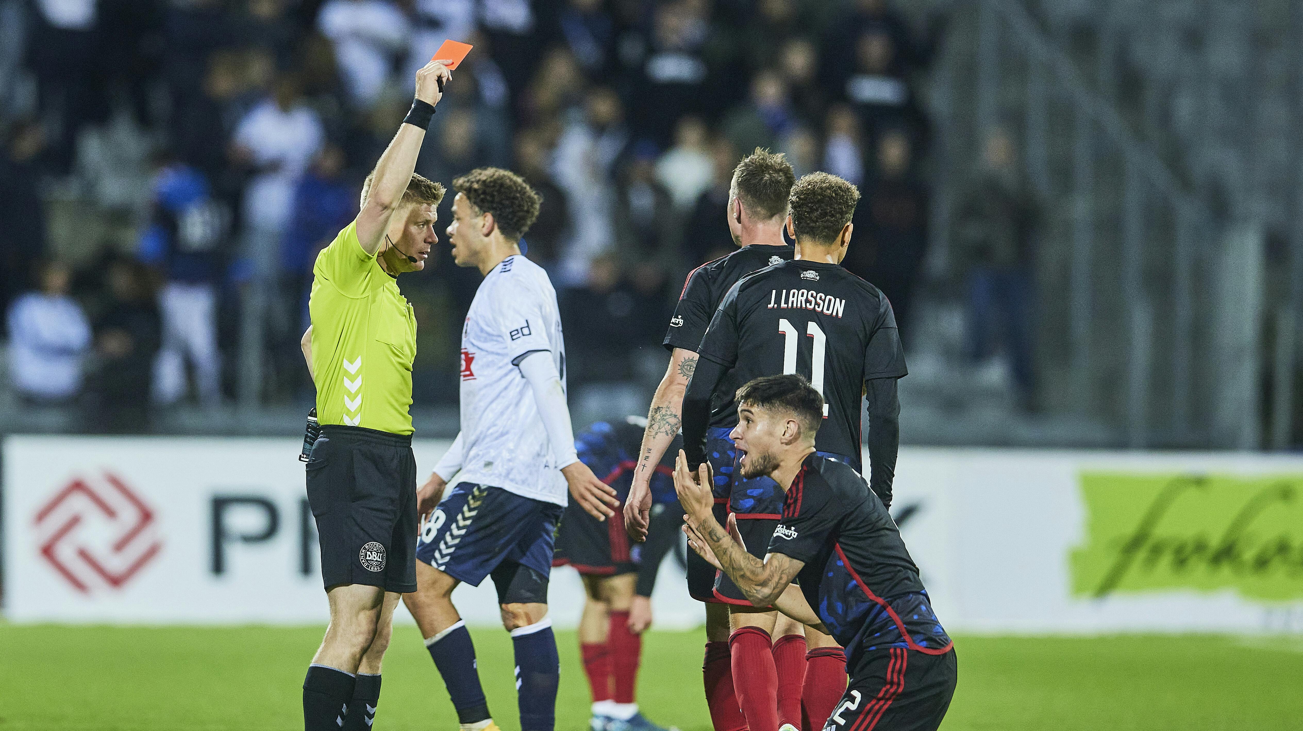 Her får Kevin Diks rødt kort under superligakampen mod AGF.