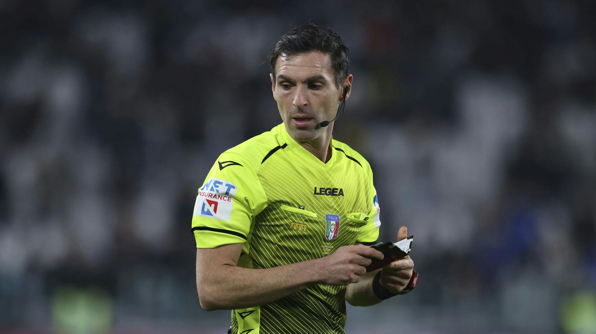 Juan Luca Sacchi må se næste spillerunde fra sofaen efter at have fået karantæne for ikke at give kvindelig kollega hånden. 