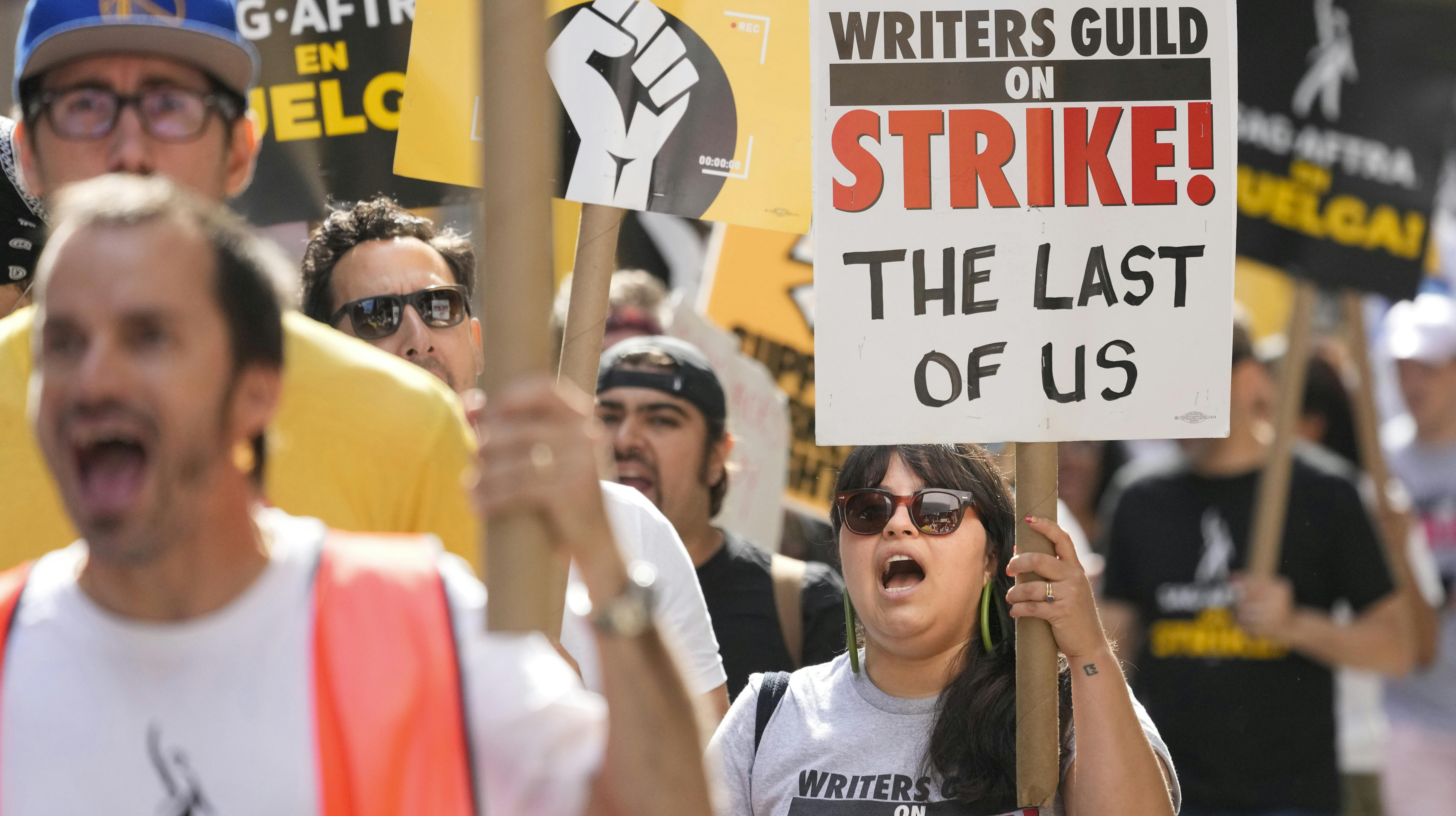 WGA's medlemmer har givet deres endelige ja til en treårig aftale. De begyndte at strejke tilbage i maj og genoptog arbejdet i slutningen af september.