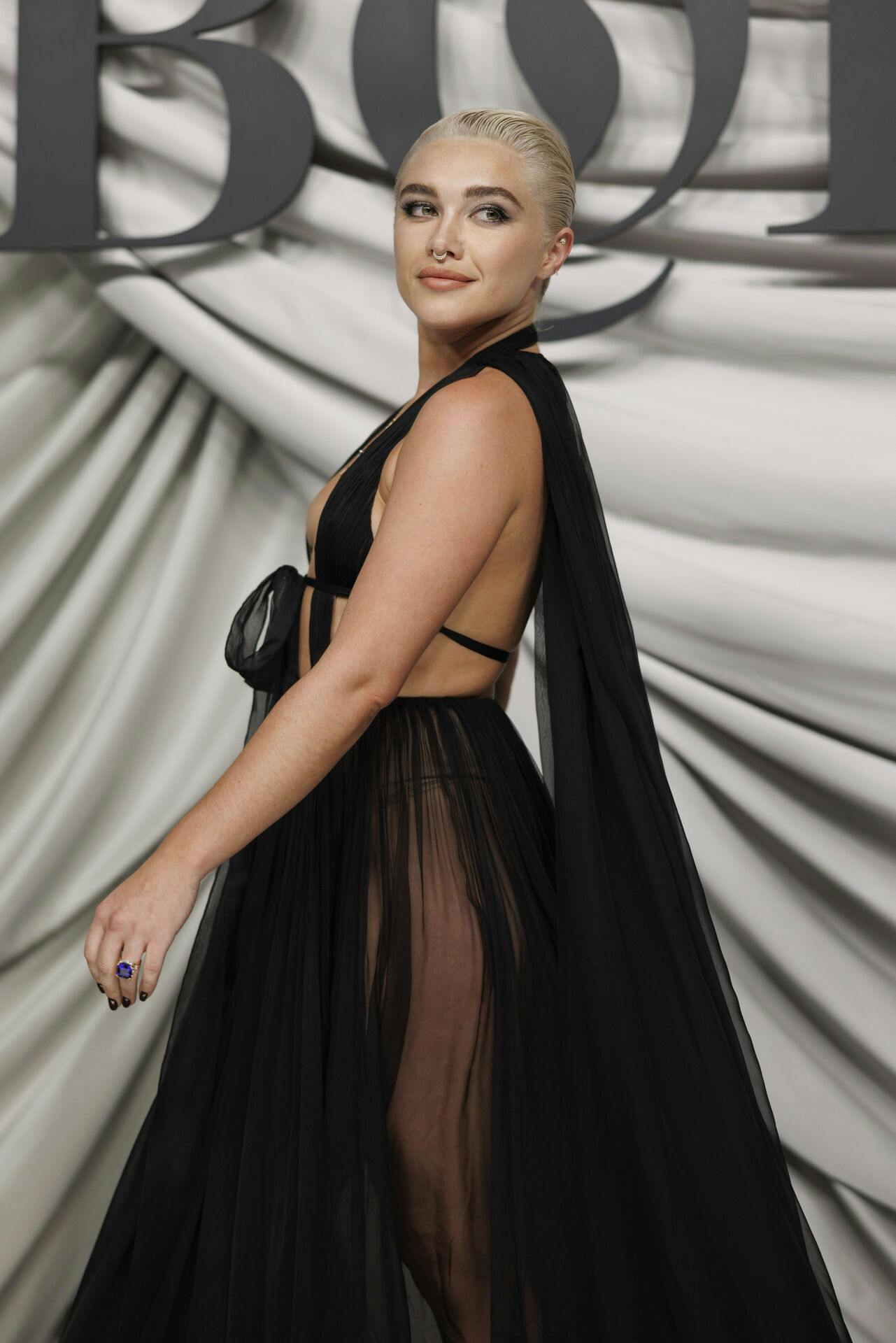 Hen over sommeren har filmfans kunnet opleve Florence Pugh i Christopher Nolan-filmen "Oppenheimer".