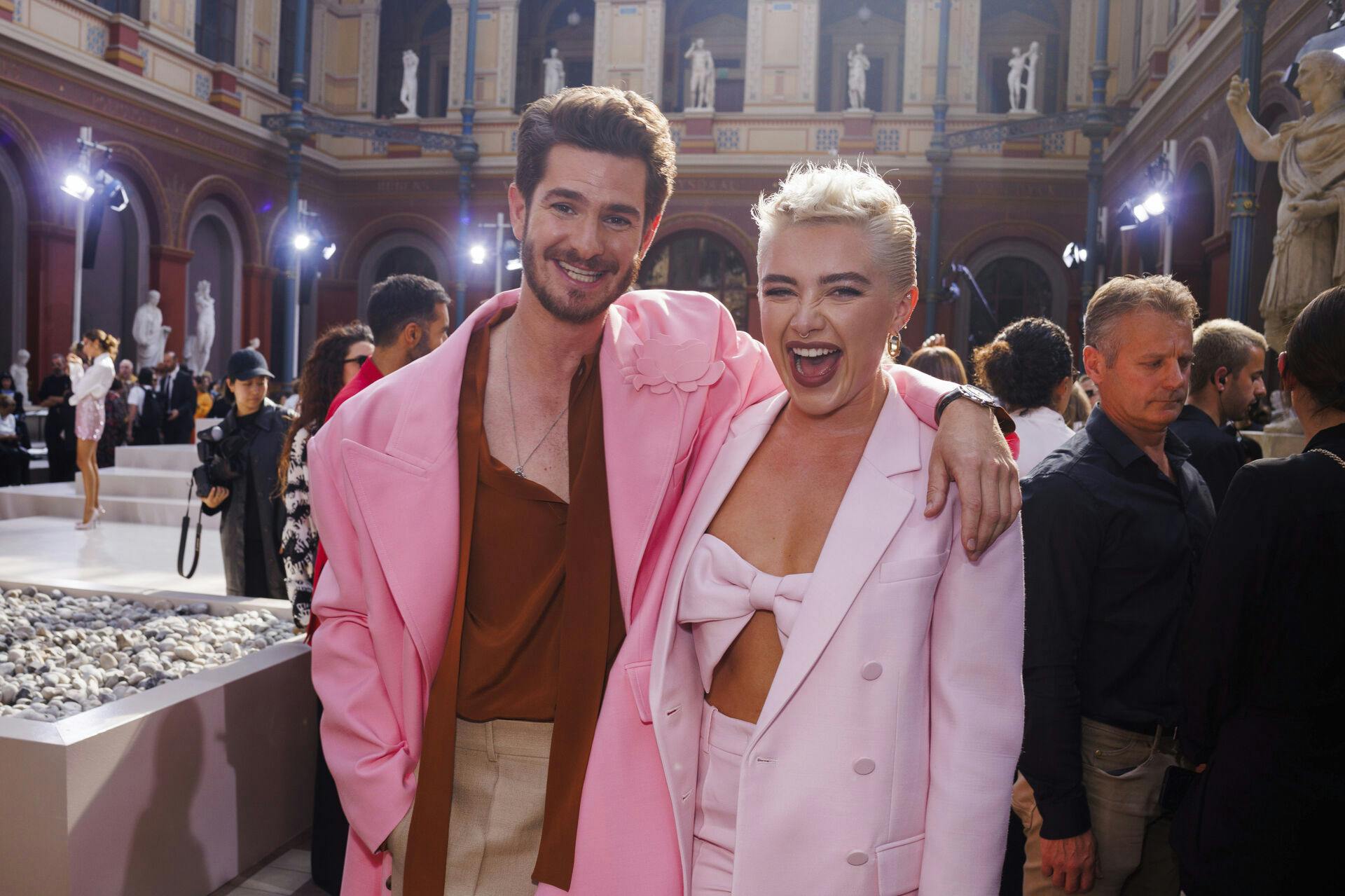 Florence Pugh (th.) er tilbage på singlemarkedet.