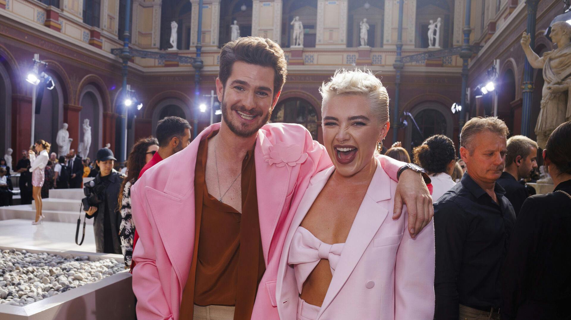 Florence Pugh (th.) er tilbage på singlemarkedet.