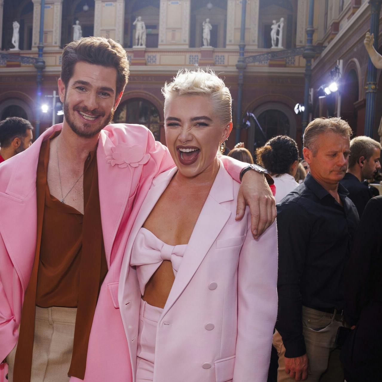Florence Pugh (th.) er tilbage på singlemarkedet.