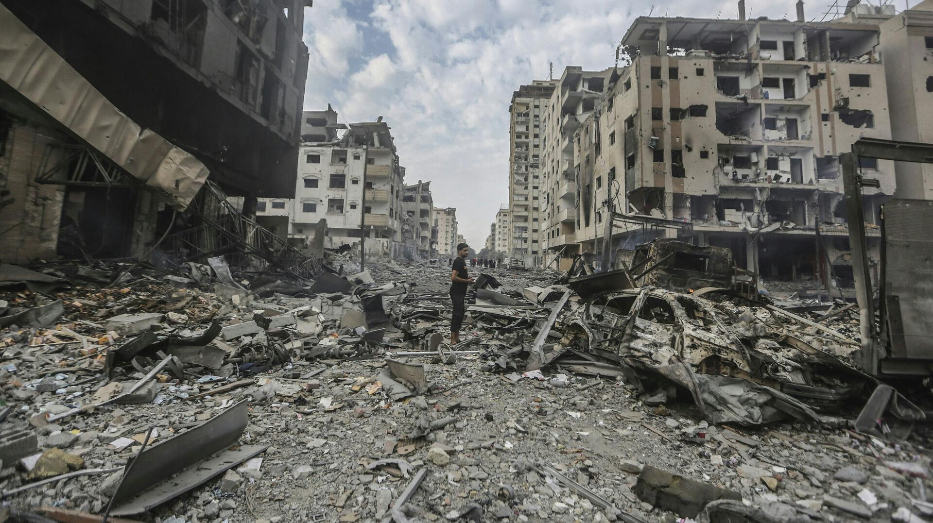 Lørdagens angreb fra Hamas, som af vesten betragtes som en terrororganisation, har fået krigen mellem Palæstina og Israel til at bryde ud i lys lue. Her ses konsekvenserne af et massivt bombeangreb på Gaza.