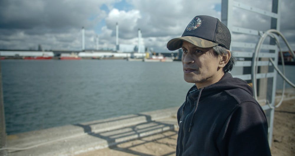 Greg Calongo boede i et baglokale til en restaurant i Esbjerg i et år og blev underbetalt. Nu skal restaurantejeren for retten.