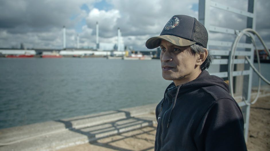 Greg Calongo boede i et baglokale til en restaurant i Esbjerg i et år og blev underbetalt. Nu skal restaurantejeren for retten.