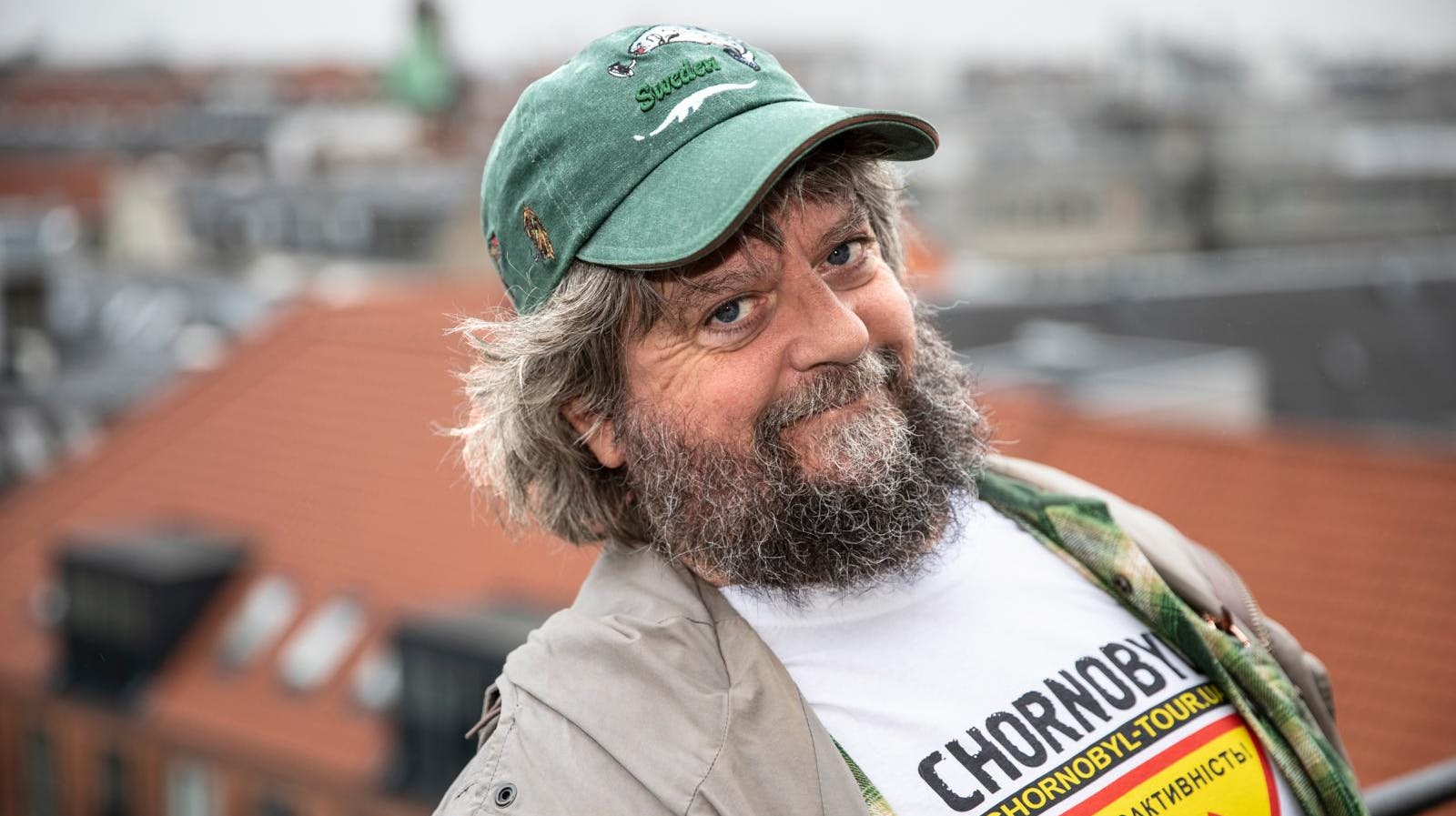 De grå hår har sneget sig ind utallige steder hos Anders Lund Madsen.
