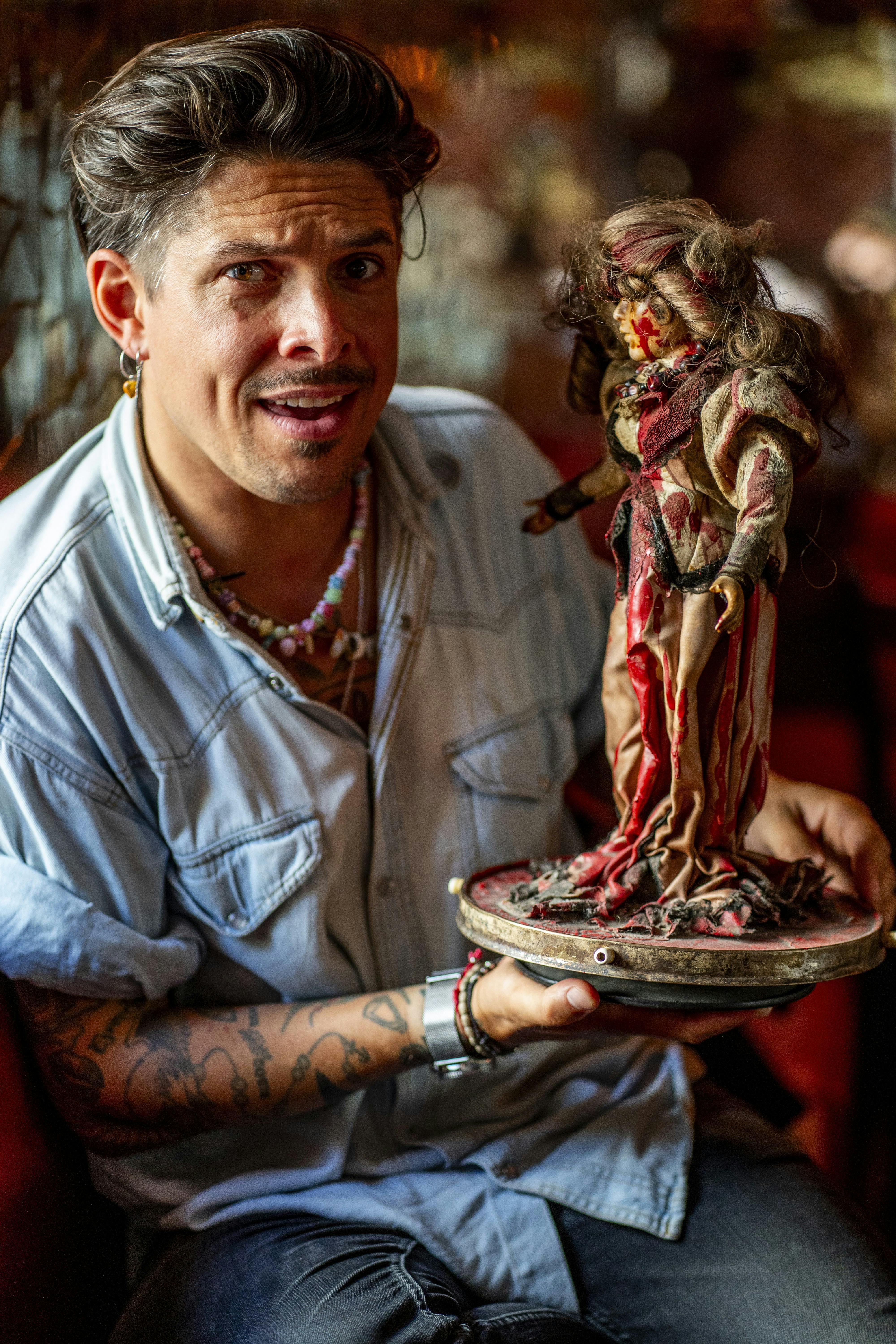 Familiens mørke kælder kan indimellem skræmme Mattias lidt, når han er alene hjemme. Men det var hans søn Carl-Egon, som for alvor satte ham på prøve. – Da han var to-tre år, var der en periode, hvor han blev ved med at sige, at der var en gammel dame på hans værelse, som sad i hjørnet og græd. Der havde jeg sådan en: ”Skal vi flytte-følelse”. For hver gang man ser en gyserfilm, der starter sådan, så tænker man bare: ”FLYT”!.