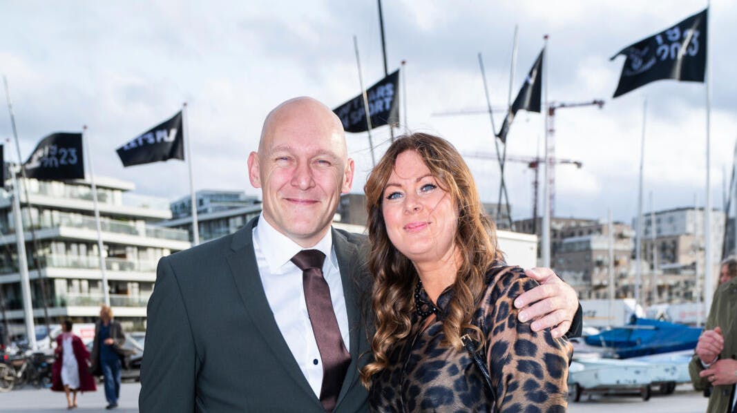 Smilet var bredt hos Thomas Gravesen, 47, da han for første gang præsenterede sin kæreste, frisøren Liane Bagger Hansen, for offentligheden. Parret har været sammen i ”et par år”, bor under samme tag i Vejle – og har et barn.